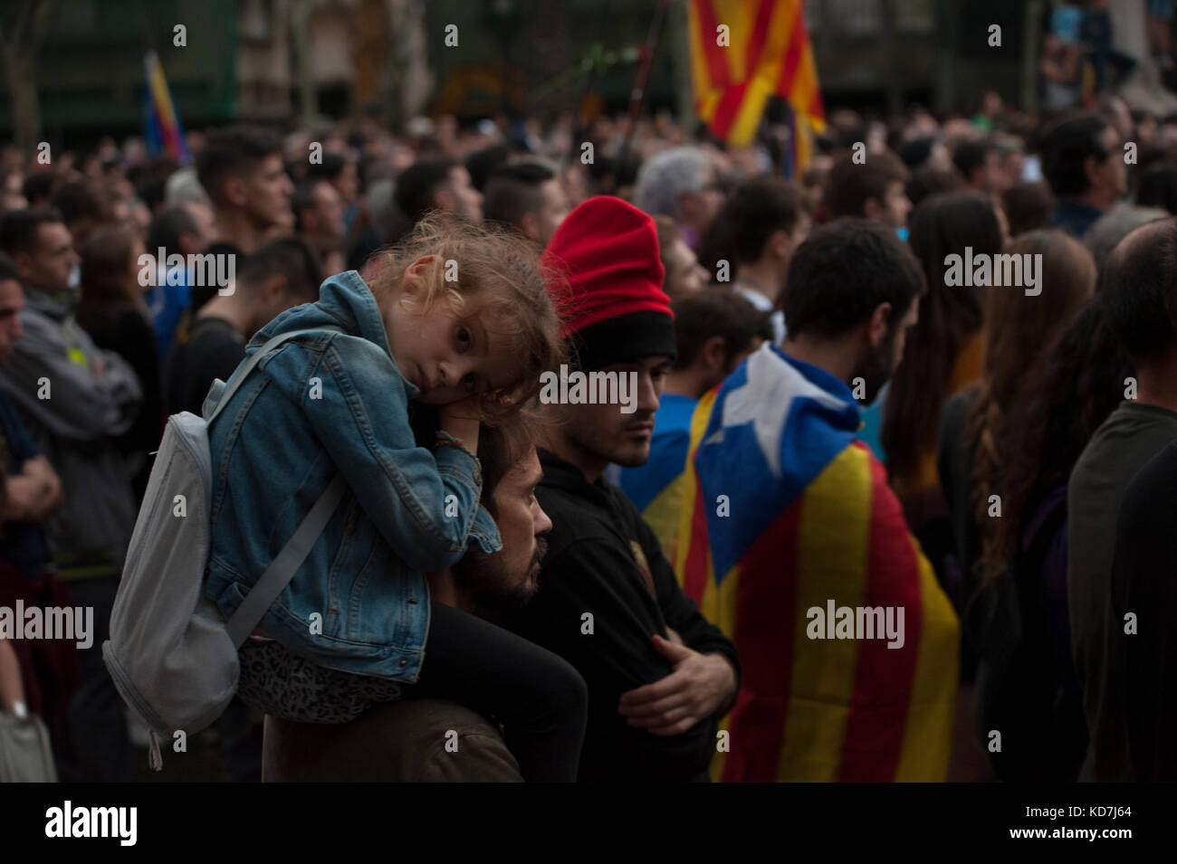 Barcelona, Catalonia, Spain. 10th Oct, 2017. Thousands of people are concentrated in the Arc de Triomf of Barcelona, near the Catalan Parliament to attend the appearance of the president of Catalonia "Carles Puigdemon" who appears voluntarily to explain the results of the referendum of last October 1, declaring Independence of catalonia and later annulling it temporarily in the hope of being able to negotiate it with the Spanish government. Credit: Charlie Perez/Alamy Live News Stock Photo