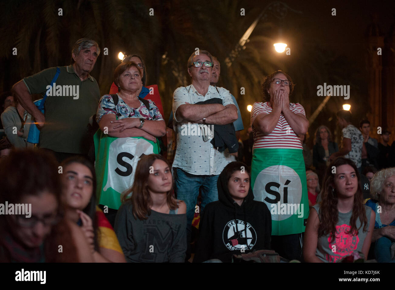 Barcelona, Catalonia, Spain. 10th Oct, 2017. Thousands of people are concentrated in the Arc de Triomf of Barcelona, near the Catalan Parliament to attend the appearance of the president of Catalonia 'Carles Puigdemon' who appears voluntarily to explain the results of the referendum of last October 1, declaring Independence of catalonia and later annulling it temporarily in the hope of being able to negotiate it with the Spanish government. Credit: Charlie Perez/Alamy Live News Stock Photo