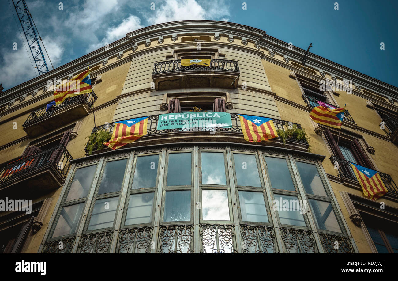 Barcelona, Spain. 10th Oct, 2017. A facade is decorated with pro-independence flgas and banners the day the proclamation of a Republic in the Catalan Parliament is expected after a secession referendum at October 1st. Spain's Central Government denies that there have been a referendum and does not accept the result as the Catalan referendum law had been suspended by Spain's constitutional court Credit: Matthias Oesterle/Alamy Live News Stock Photo