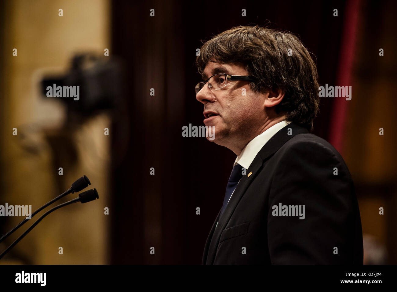 Barcelona, Spain. 10th Oct, 2017. CARLES PUIGDEMONT, President of the Generalitat of Catalonia, postpones the independence and the proclamation of the Catalan Republic during an extraordinary plenary session at the Catalan parliament to valorate the results of the October 1st secession referendum. Spain's Central Government denies that there have been a referendum and does not accept the result as the Catalan referendum law had been suspended by Spain's constitutional court Credit: Matthias Oesterle/Alamy Live News Stock Photo