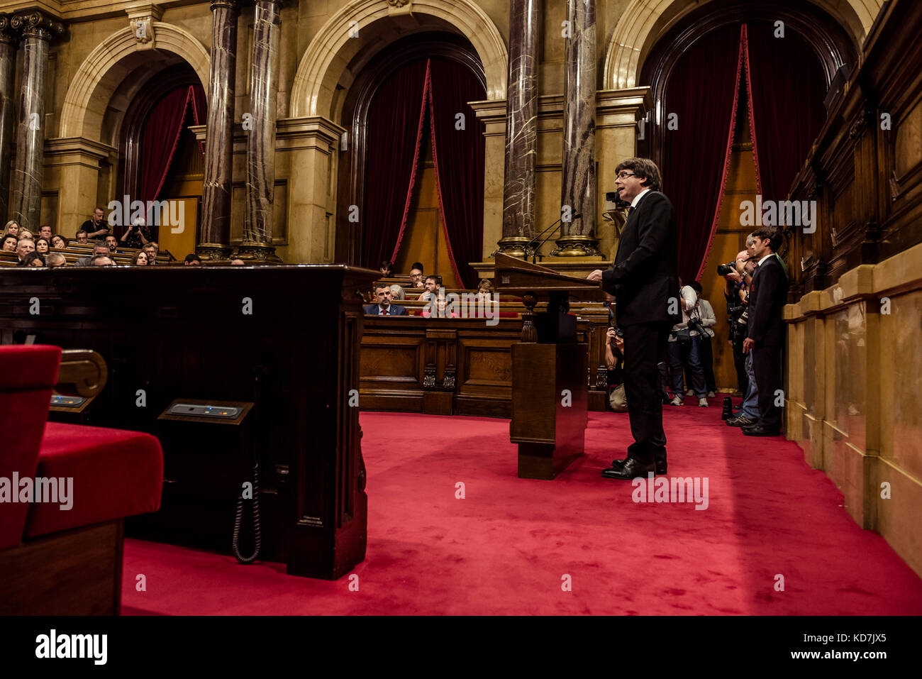 Barcelona, Spain. 10th Oct, 2017. CARLES PUIGDEMONT, President of the Generalitat of Catalonia, postpones the independence and the proclamation of the Catalan Republic during an extraordinary plenary session at the Catalan parliament to valorate the results of the October 1st secession referendum. Spain's Central Government denies that there have been a referendum and does not accept the result as the Catalan referendum law had been suspended by Spain's constitutional court Credit: Matthias Oesterle/Alamy Live News Stock Photo