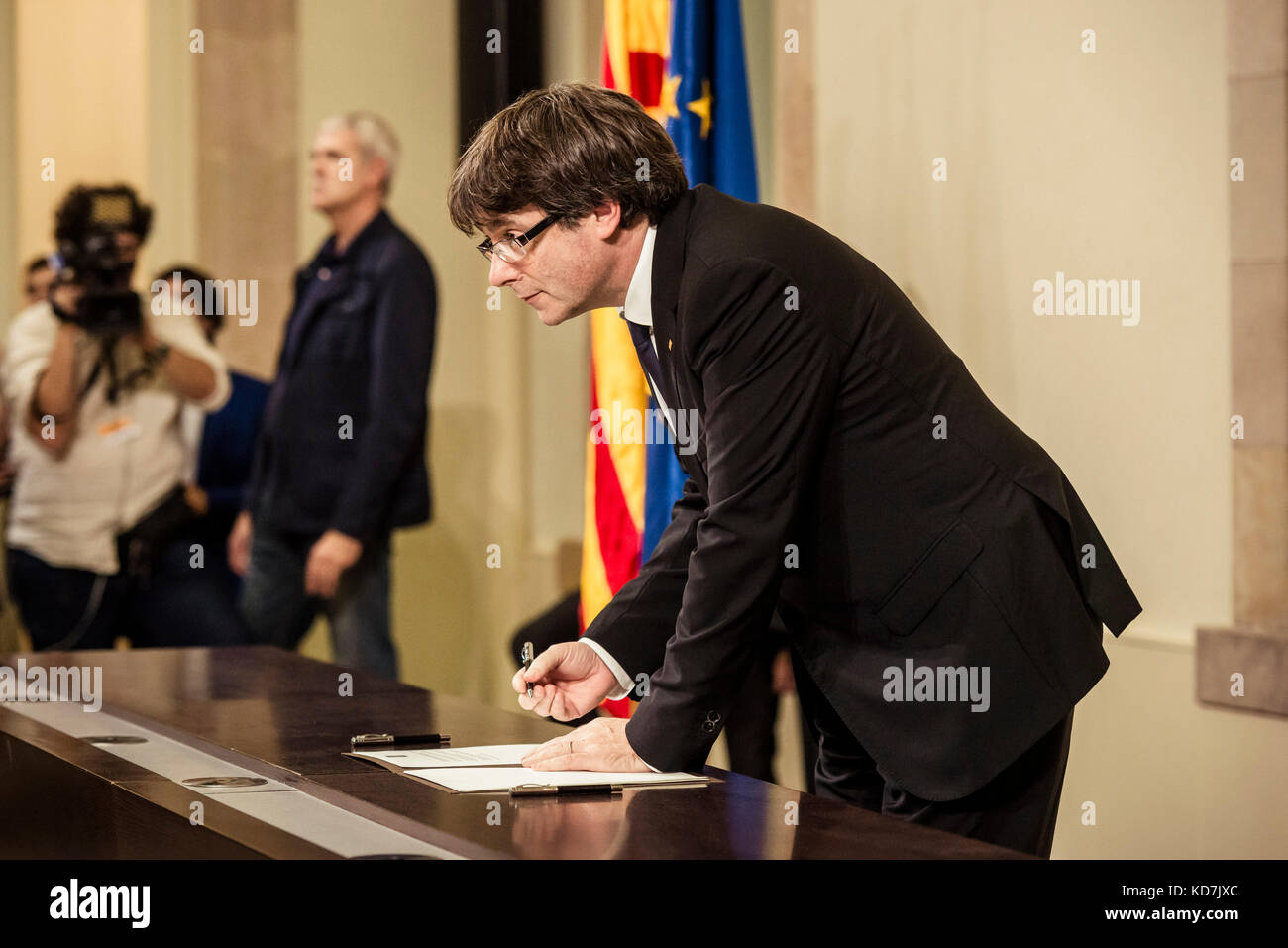 Barcelona, Spain. 10th Oct, 2017. CARLES PUIGDEMONT, President of the Generalitat of Catalonia, signs the declaration of independence at the end of an plenary session in which he postponed the independence and the proclamation of the Catalan Republic after the evaluation of the results of the October 1st secession referendum. Spain's Central Government denies that there have been a referendum and does not accept the result as the Catalan referendum law had been suspended by Spain's constitutional court Credit: Matthias Oesterle/Alamy Live News Stock Photo