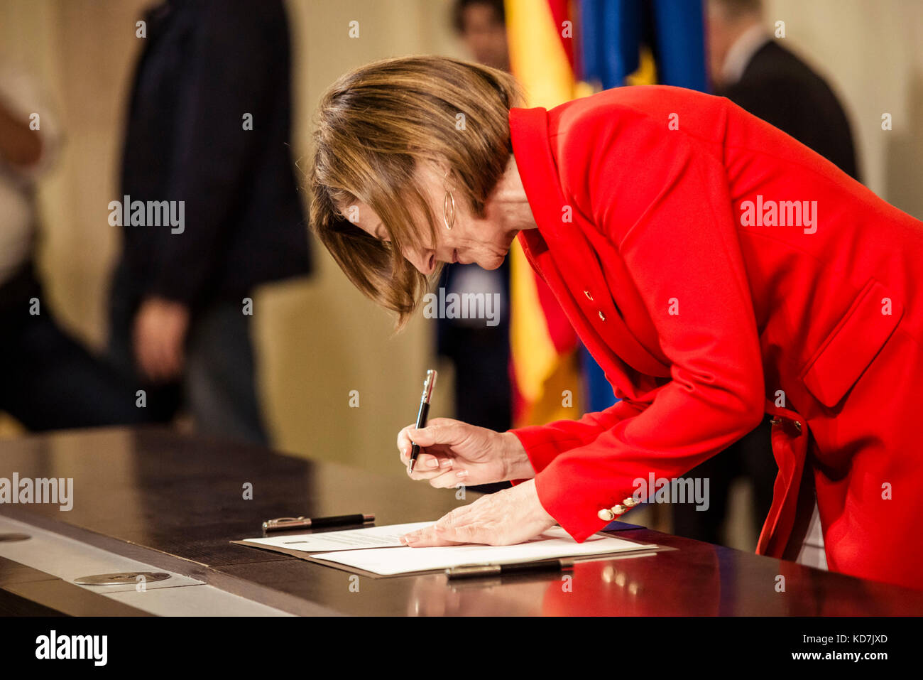 Barcelona, Spain. 10th Oct, 2017. CARME FORCADELL, President of the Catalan Parliament, signs the declaration of independence at the end of an plenary session in which he postponed the independence and the proclamation of the Catalan Republic after the evaluation of the results of the October 1st secession referendum. Spain's Central Government denies that there have been a referendum and does not accept the result as the Catalan referendum law had been suspended by Spain's constitutional court Credit: Matthias Oesterle/Alamy Live News Stock Photo