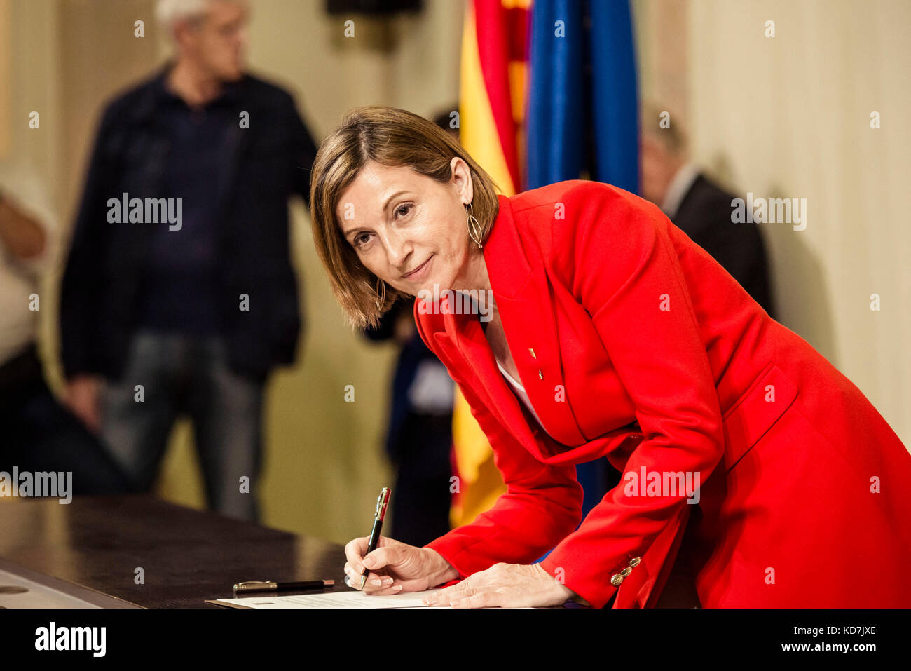 Barcelona, Spain. 10th Oct, 2017. CARME FORCADELL, President of the Catalan Parliament, signs the declaration of independence at the end of an plenary session in which he postponed the independence and the proclamation of the Catalan Republic after the evaluation of the results of the October 1st secession referendum. Spain's Central Government denies that there have been a referendum and does not accept the result as the Catalan referendum law had been suspended by Spain's constitutional court Credit: Matthias Oesterle/Alamy Live News Stock Photo