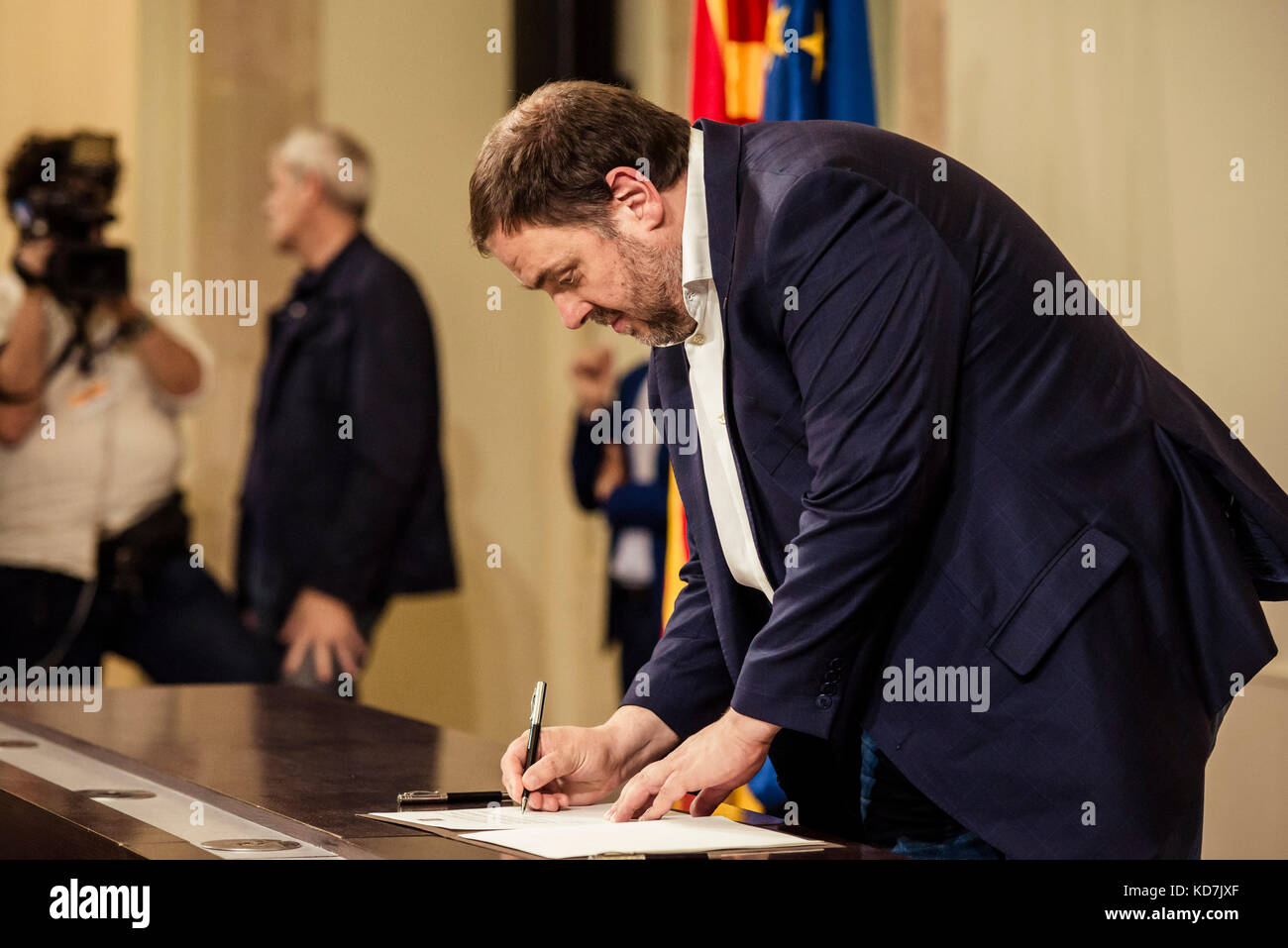 Barcelona, Spain. 10th Oct, 2017. ORIOL JUNQUERAS, Vice-President of the Catalan Government, signs the declaration of independence at the end of an plenary session in which he postponed the independence and the proclamation of the Catalan Republic after the evaluation of the results of the October 1st secession referendum. Spain's Central Government denies that there have been a referendum and does not accept the result as the Catalan referendum law had been suspended by Spain's constitutional court Credit: Matthias Oesterle/Alamy Live News Stock Photo