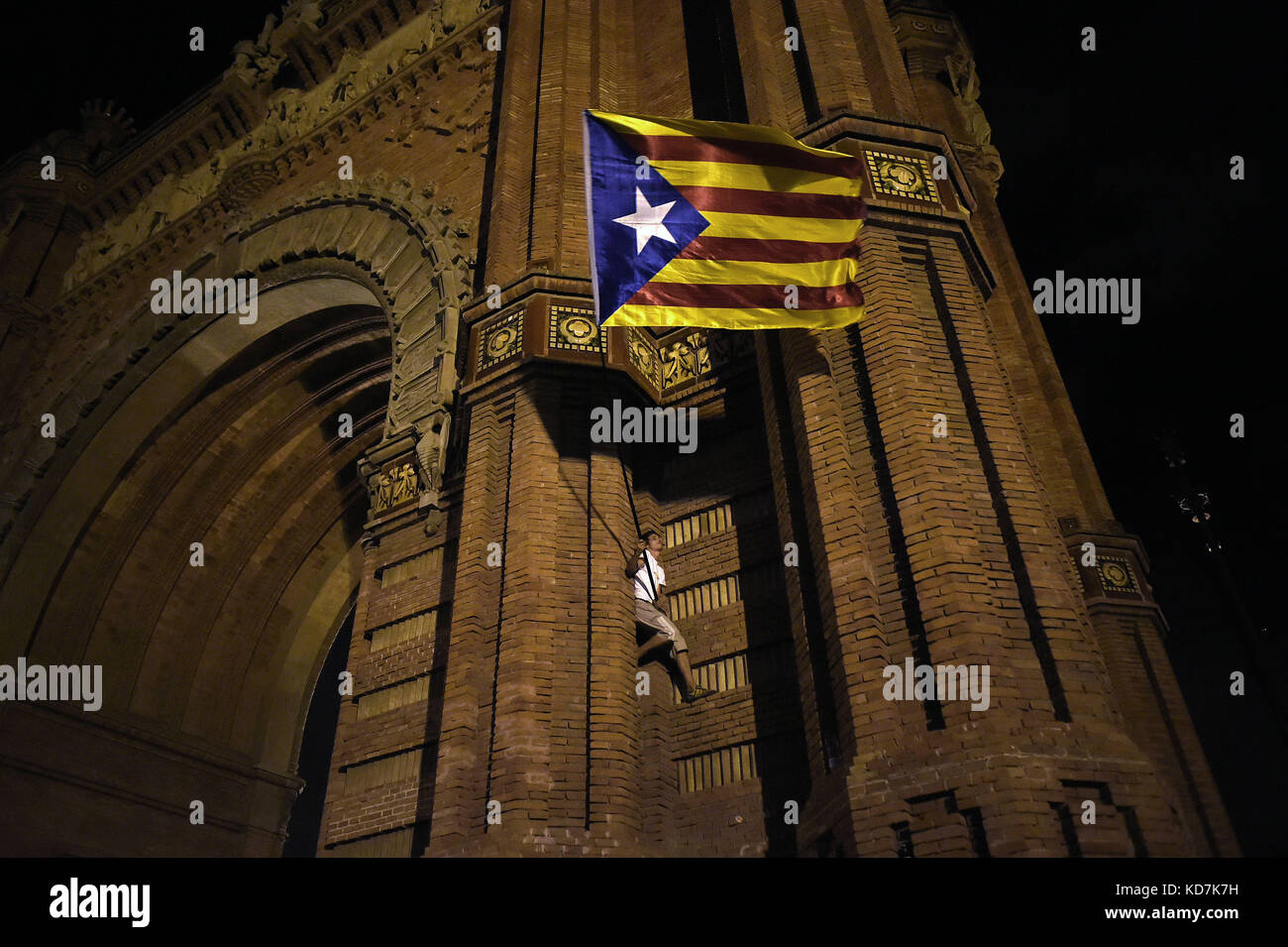 catalan government suspends declaration of independence