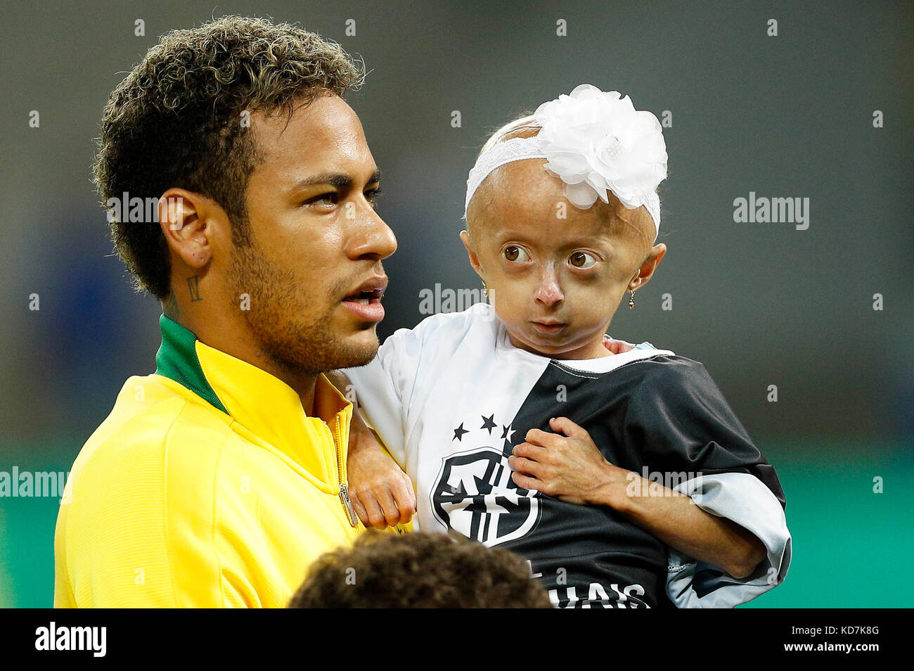 uitspraak Extractie Subtropisch Sao Paulo, Brazil. 10th Oct, 2017. Neymar Jr. of Brazil and Ana Clara with  Progeria disease during a match between Brazil and Chile valid for the last  round of the World Cup