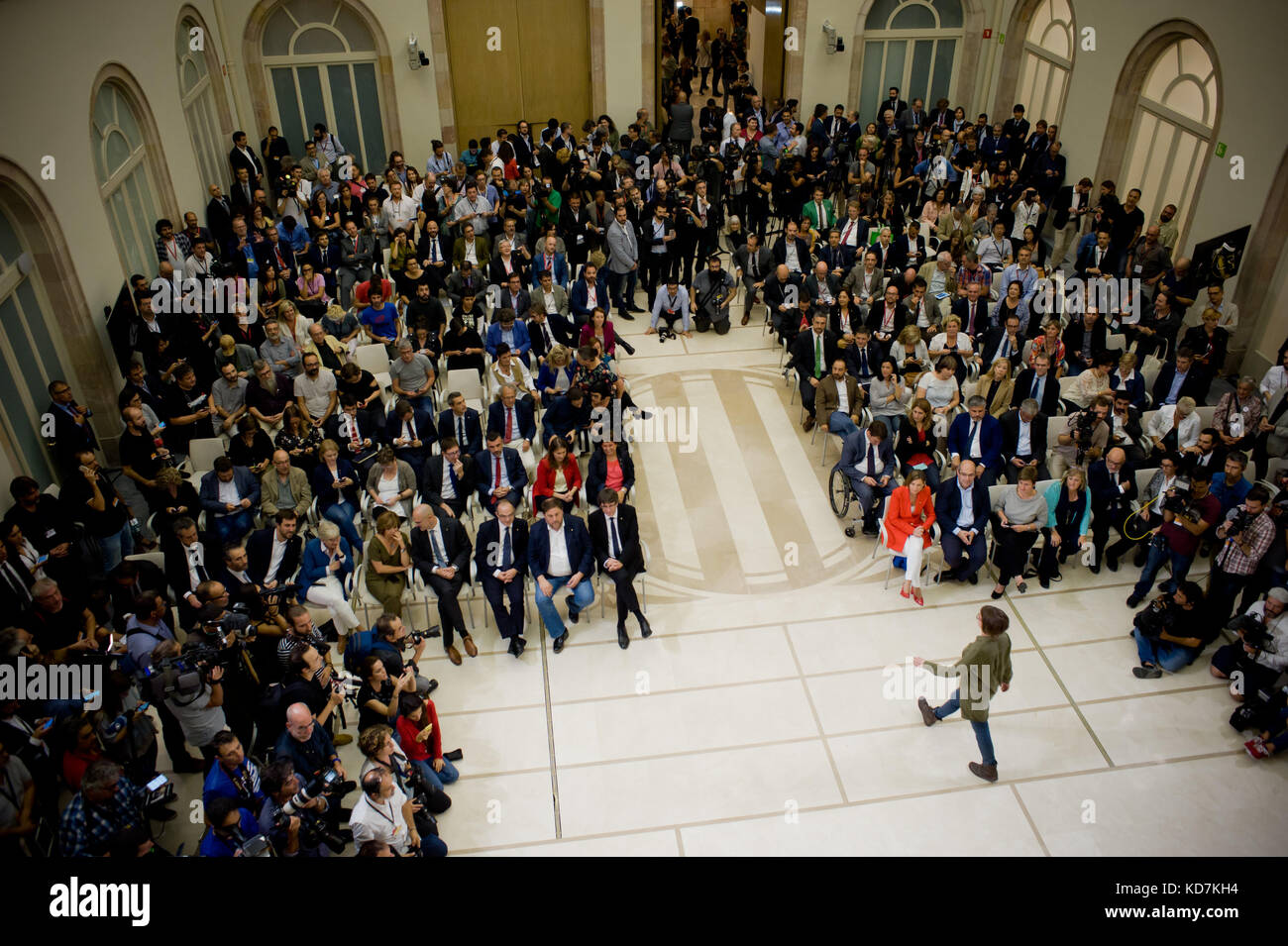 catalan government suspends declaration of independence