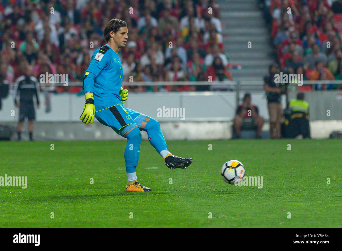 Lisbon, Portugal. 10th Oct, 2017. Switzerland's goalkeeper Yann Sommer (1) during the FIFA 2018 World Cup Qualifier between Portugal and Switzerland Credit: Alexandre de Sousa/Alamy Live News Stock Photo