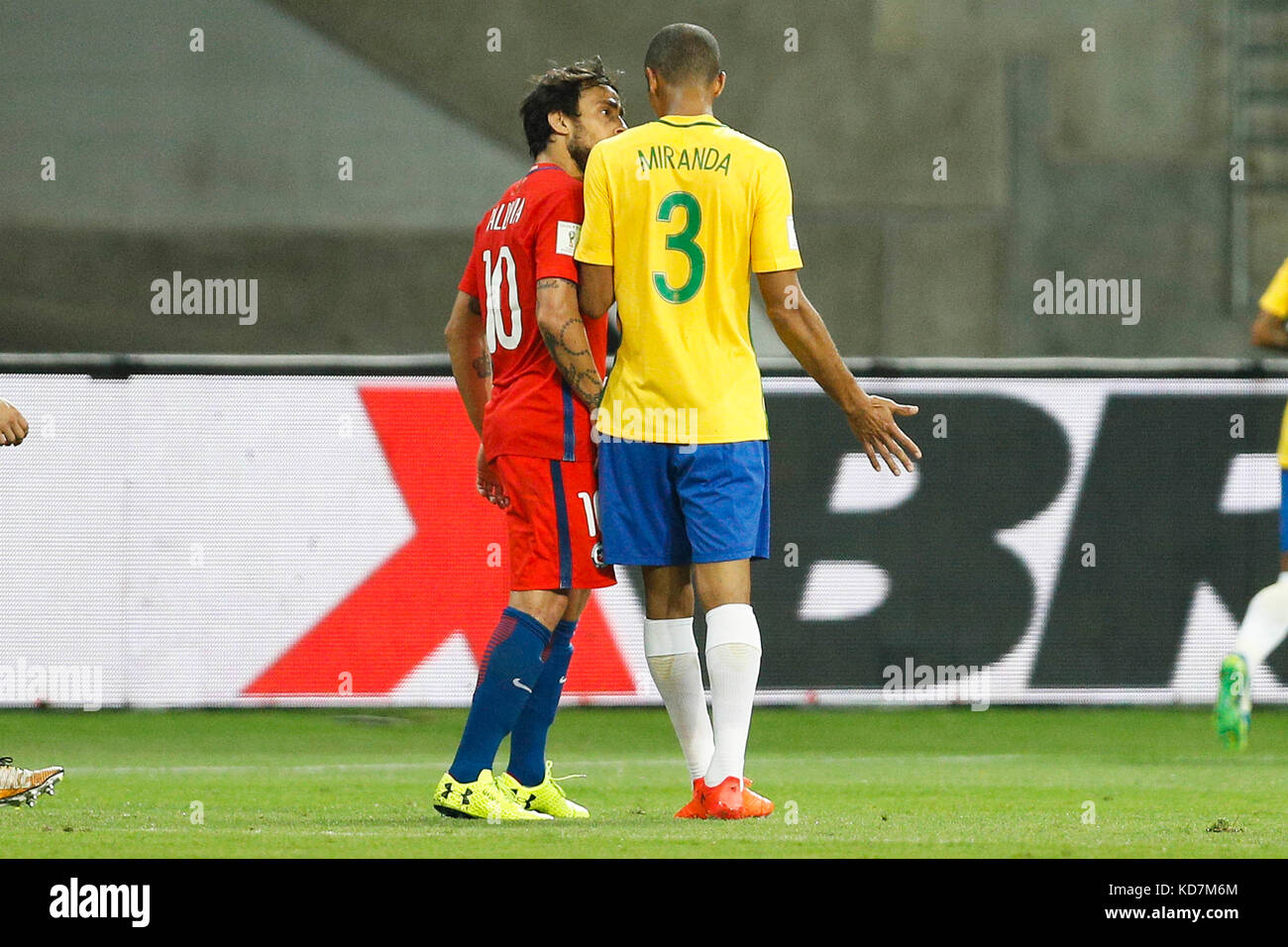 Sao Paulo, Brazil. 10th Oct, 2017. Jorge Valdivia of Chile complains with Miranda do Brasil during a match between Brazil and Chile valid for the last round of the World Cup Qualifiers Russia 2018, held at Allianz Parque in the neighborhood of Barra Funda, west of the capital. Credit: Foto Arena LTDA/Alamy Live News Stock Photo
