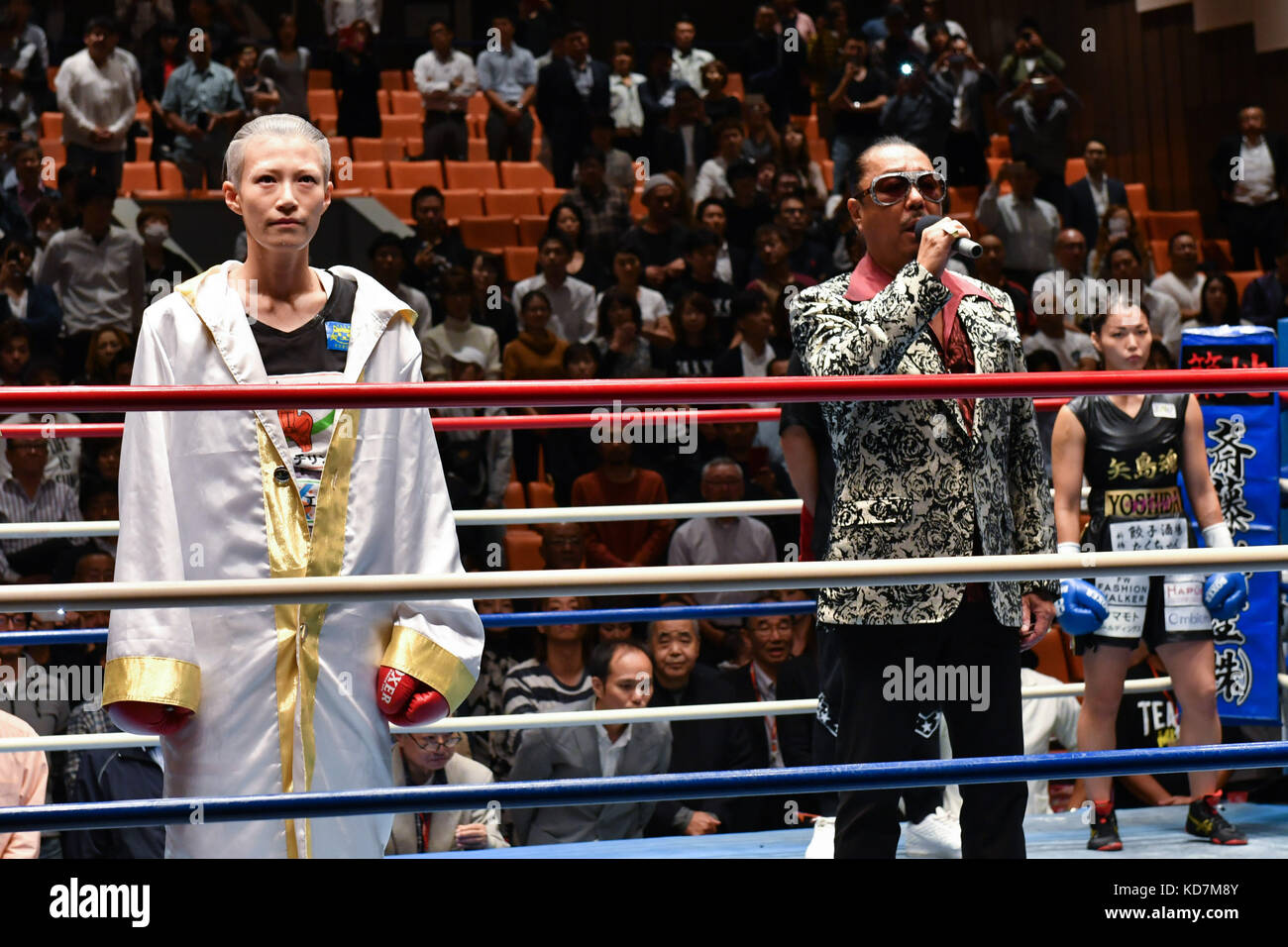 Tokyo, Japan. 6th Oct, 2017. (L-R) Tomomi Takano (JPN), Bro.KORN, Miyo Yoshida (JPN) Boxing : Japanese singer Bro.KORN sings the national anthem before the Japanese female bantamweight title bout at Korakuen Hall in Tokyo, Japan . Credit: Hiroaki Yamaguchi/AFLO/Alamy Live News Stock Photo