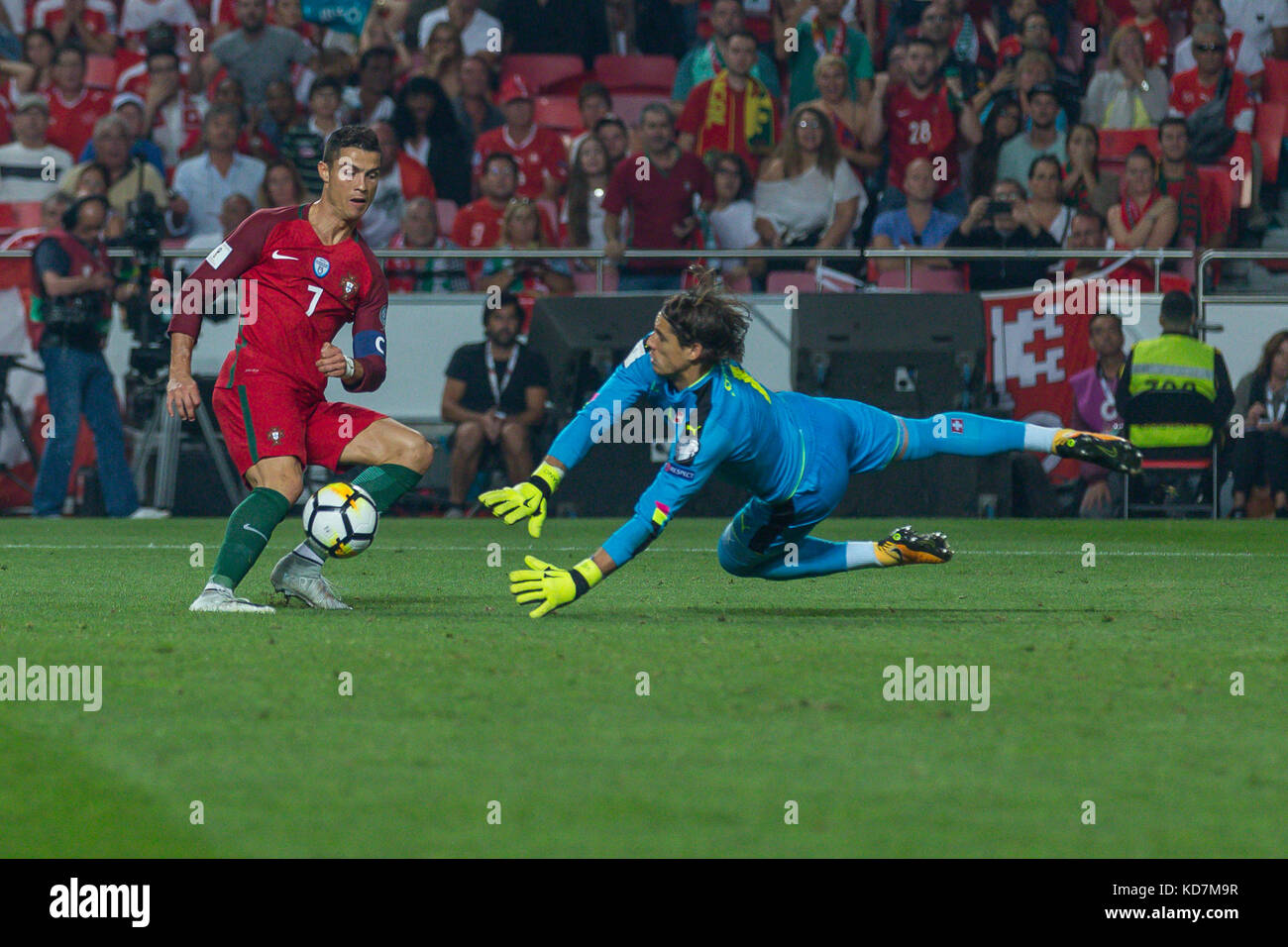 Lisbon, Portugal. 10th Oct, 2017. Portugal's forward Cristiano Ronaldo (7) and Switzerland's goalkeeper Yann Sommer (1) during the FIFA 2018 World Cup Qualifier between Portugal and Switzerland Credit: Alexandre de Sousa/Alamy Live News Stock Photo