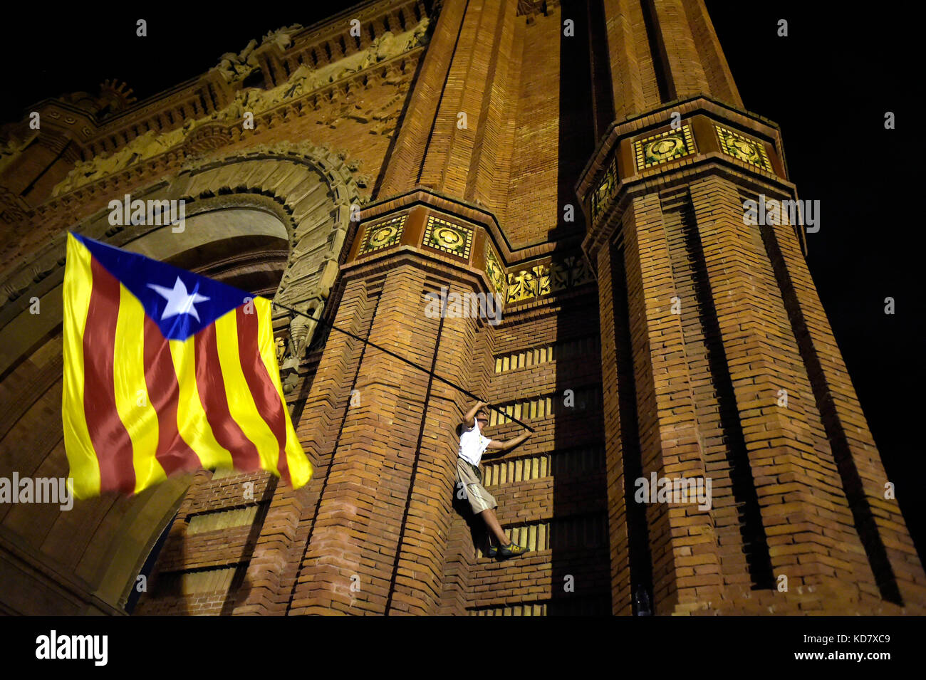 Barcelona, Spain. 10th Oct, 2017. People are waiting for the speech of the regional Catalan president Puigdemont that should declare the independency of Catalonia. Photo Credit: Danilo Balducci/Sintesi/Alamy Live News Stock Photo