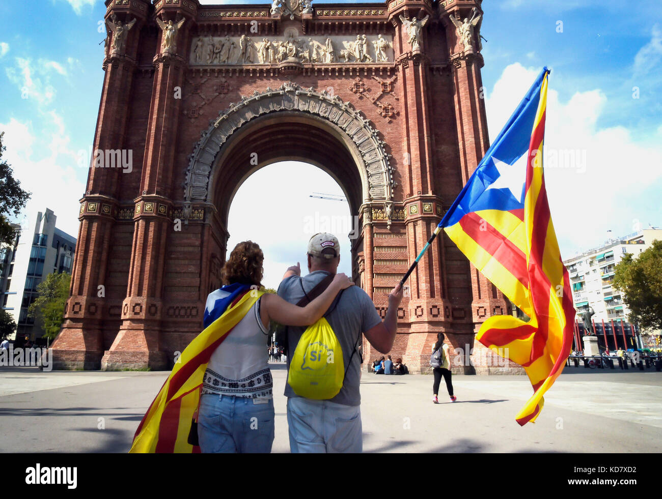 Barcelona, Spain. 10th Oct, 2017. People are waiting for the speech of the regional Catalan president Puigdemont that should declare the independency of Catalonia. Photo Credit: Danilo Balducci/Sintesi/Alamy Live News Stock Photo