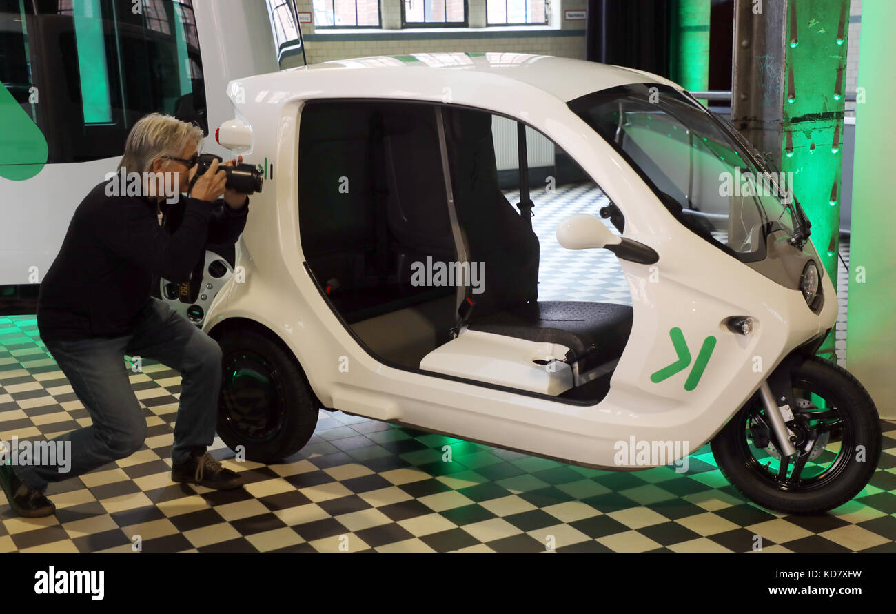 Berlin, Germany. 11th Oct, 2017. At a press meeting 'Mobil auf einen Klick - DB bringt On-Demand-Mobilität und autonomes Fahren in den öffentlichen Verkehr' (lit. 'Mobility with one click - German Railways offers On Demand Mobility in public transport') new electronic vehicles are presented in Berlin, Germany, 11 October 2017. A journalist is depicted taking pictures of a Cleanmotion ZBEE. Credit: Wolfgang Kumm/dpa/Alamy Live News Stock Photo