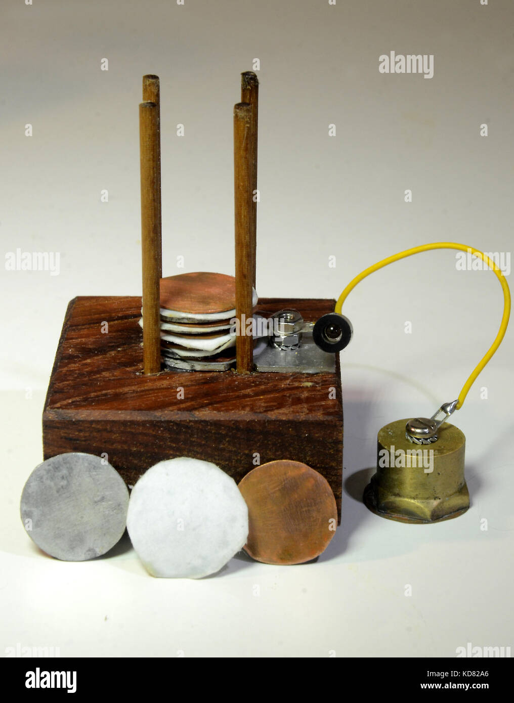 Voltage Column with plates of zinc and copper and a plate of