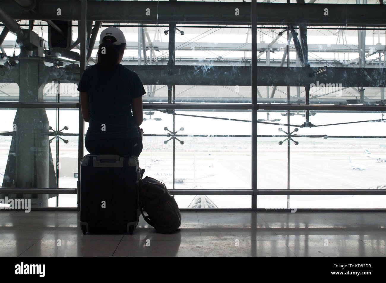 Airport silhouette backpacker hi-res stock photography and images - Alamy