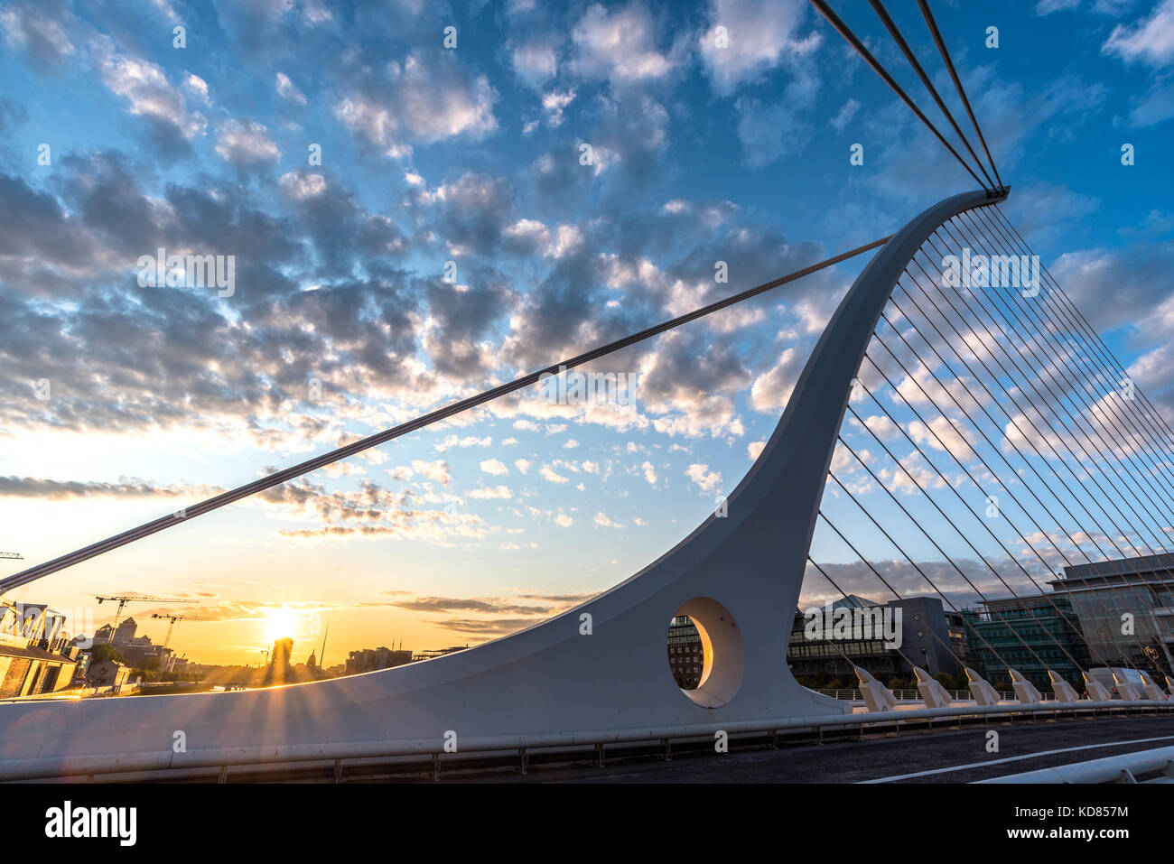Samuel beckett bridge dublin sunset hi-res stock photography and images ...