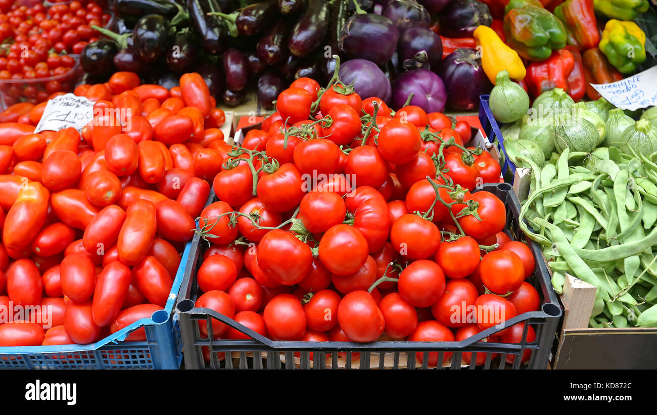Fresh Cherry Tomatoes at Farmers Market Stall Stock Photo - Alamy