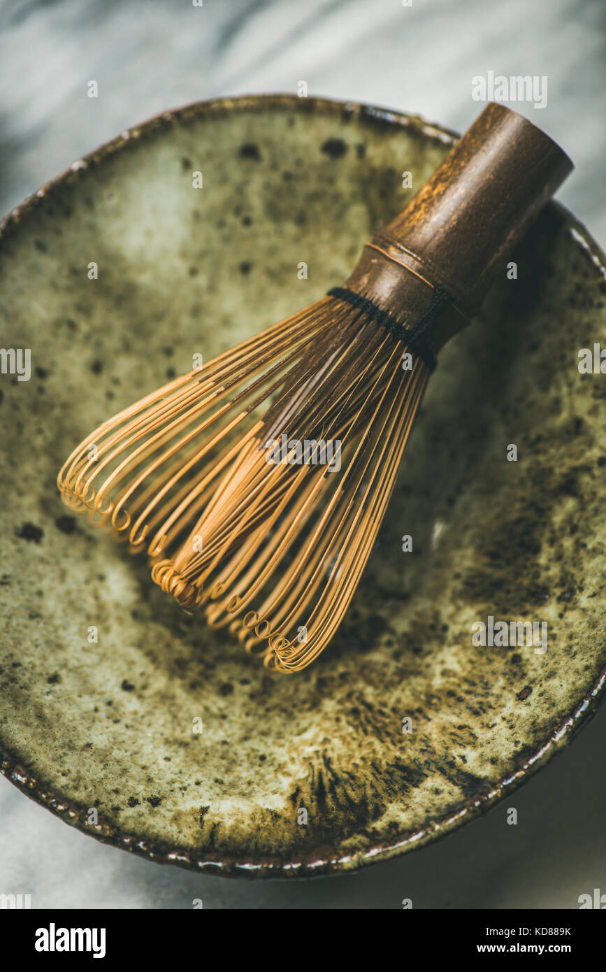 https://c8.alamy.com/comp/KD889K/flat-lay-of-japanese-tools-for-brewing-matcha-tea-matcha-powder-in-KD889K.jpg