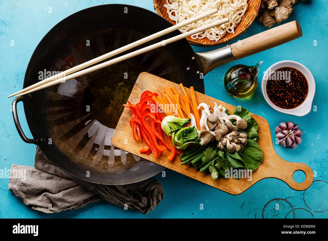 Cooking process Udon noodles with oyster mushrooms and vegetables in