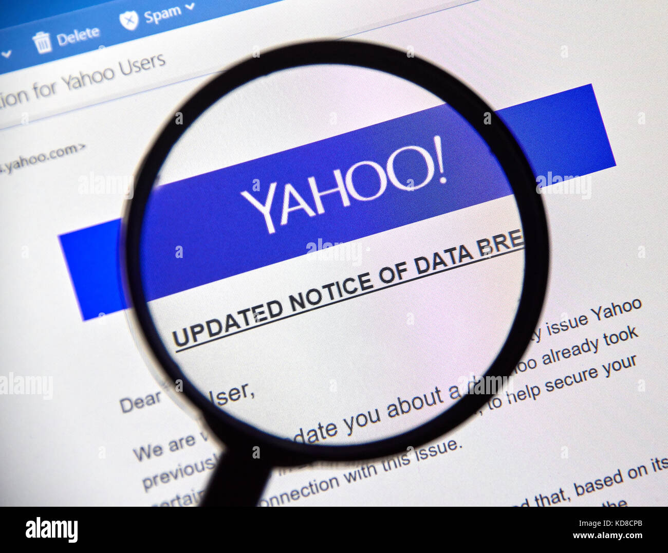 MONTREAL, CANADA - OCTOBER 9, 2017 : Yahoo updated Notice of data breach under magnifying glass. Yahoo! is a web services provider, wholly owned by Ve Stock Photo