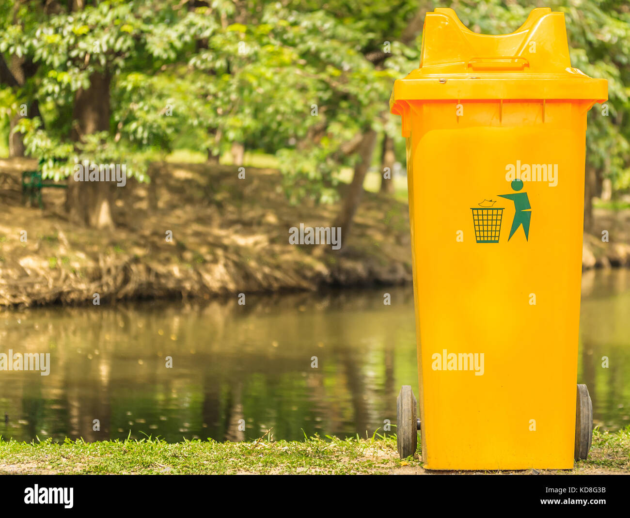 yellow recycle bin in park Stock Photo - Alamy