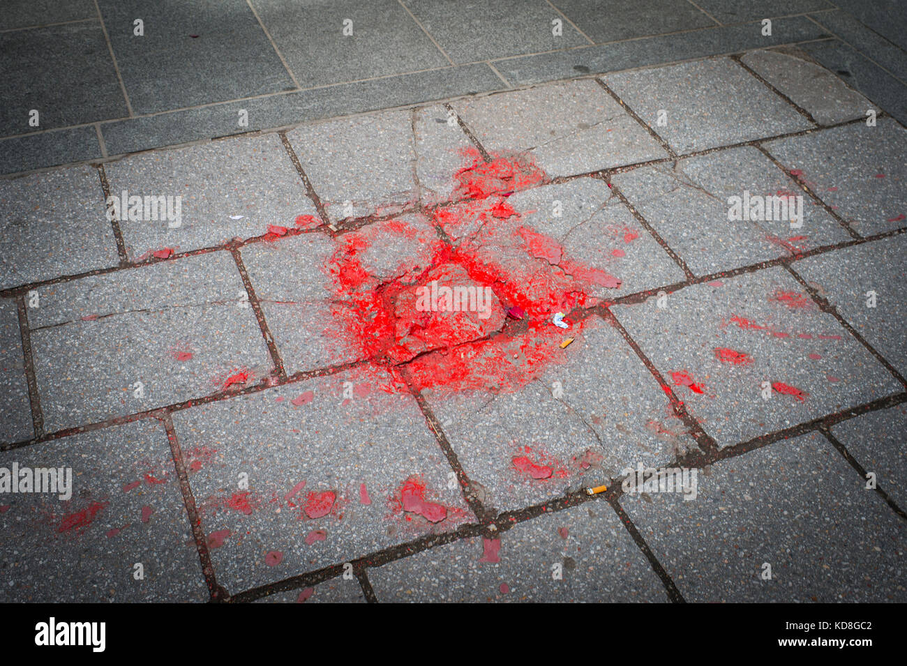 Les roses de Sarajevo sont des éclats d'obus dispersées sur les trottoirs de la ville. Stock Photo