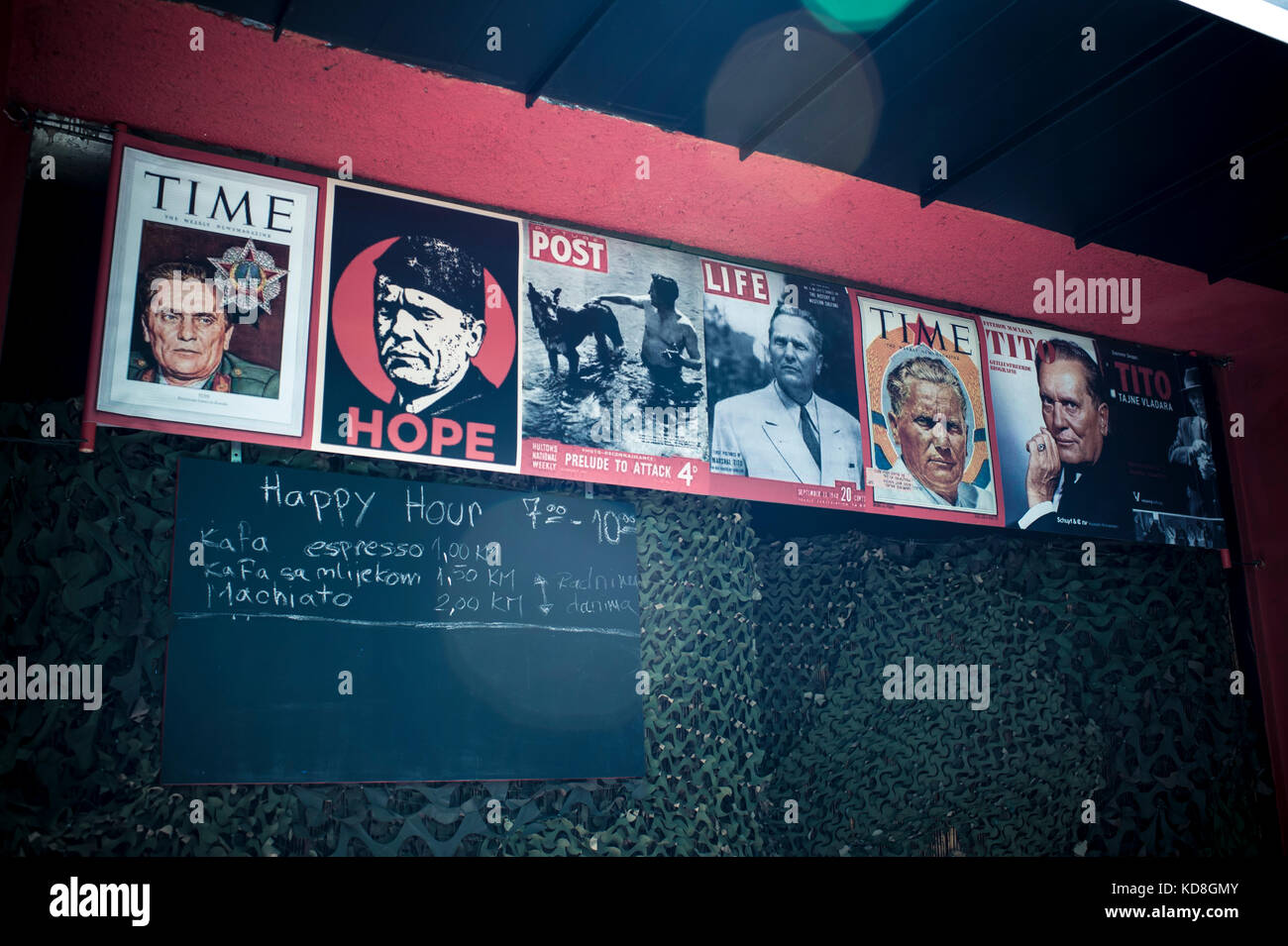 Le café Tito est un hommage à la grande figure Yougoslave, Jeunes et vieux s'y pressent à Sarajevo, mai 2016. The Tito cafe is a famous café where eve Stock Photo