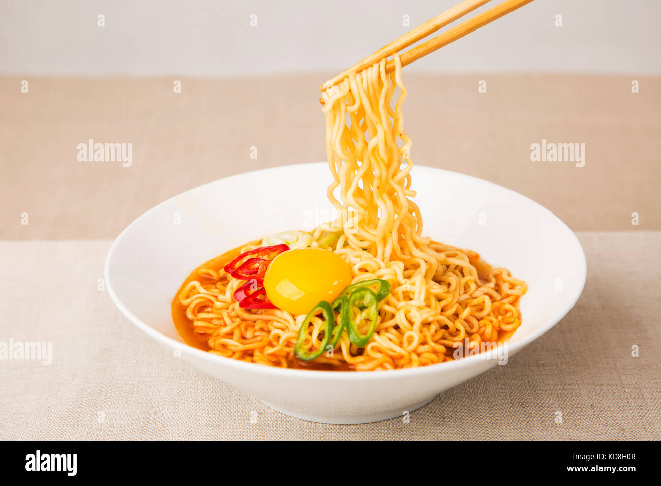 Японец придумавший быструю лапшу 4. Китайская лапша instant Noodle. Хань рамен. Лапша быстрого приготовления Noodles. Лапша быстрого приготовления в тарелке.