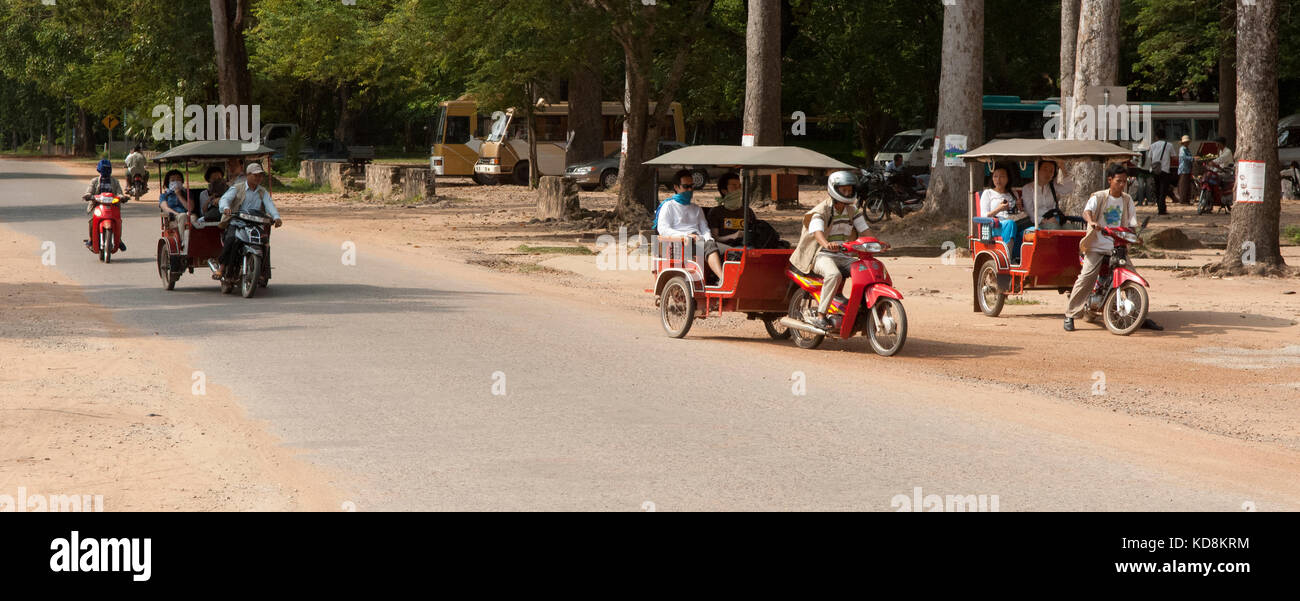 Tourists arriving by tuk tuk at Ankor Wat, Siem Reap, Cambodia Stock Photo