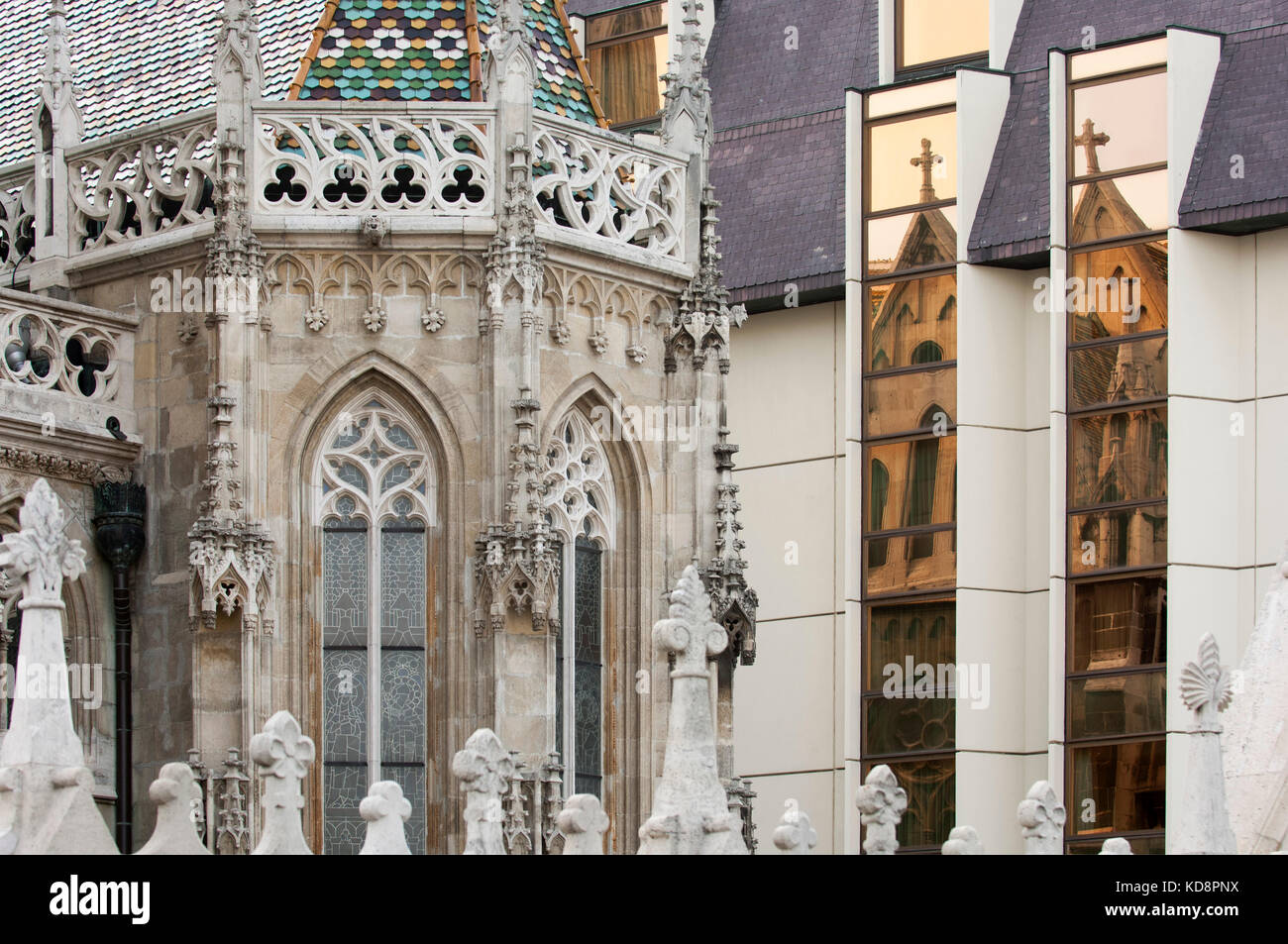 Ungarn, Budapest, Pest, Buda, Burgviertel, Spiegelung der Matthiaskirche in der Fassade des Hotel Hilton Stock Photo
