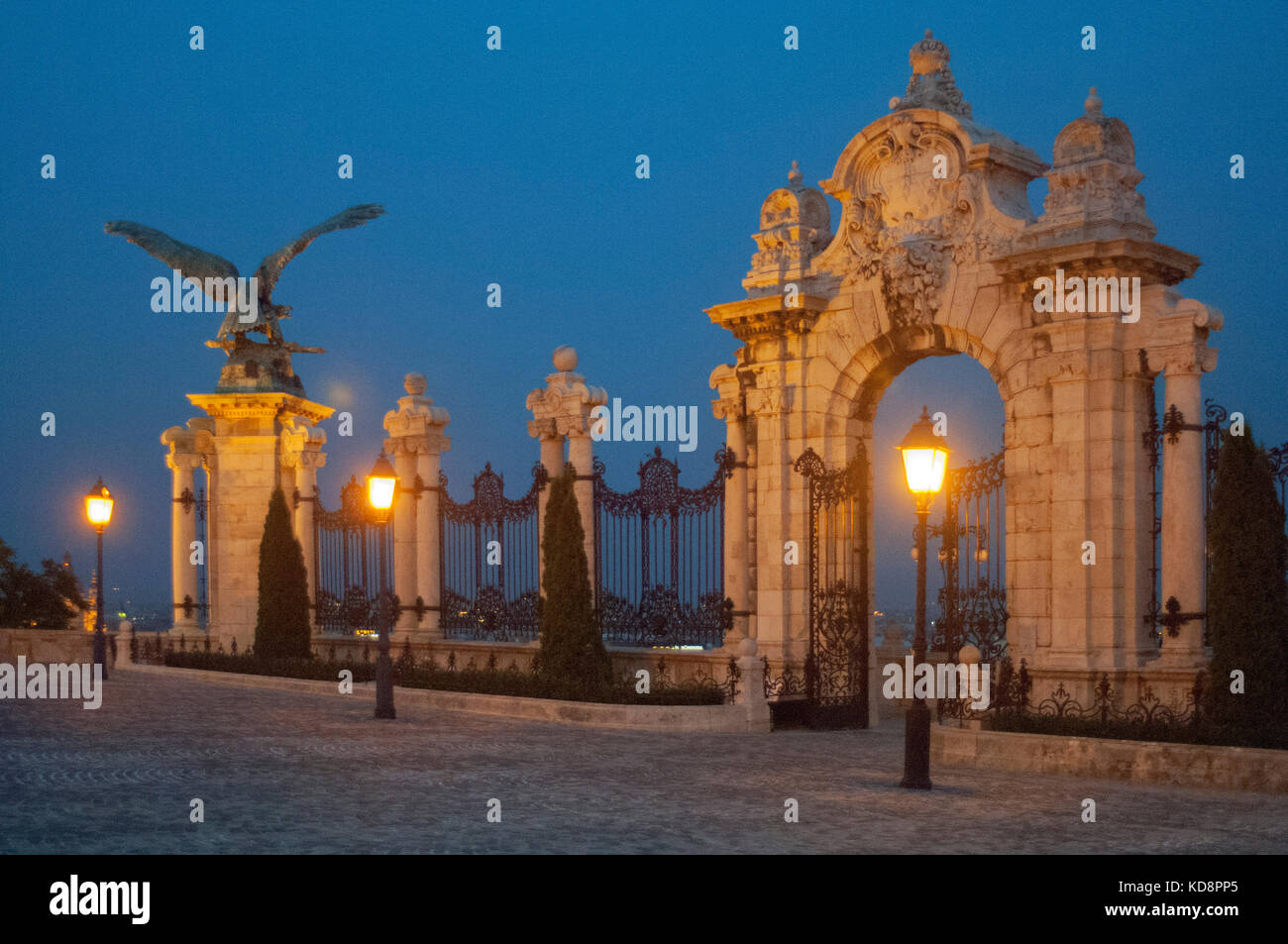 Ungarn, Budapest, Pest, Buda, Burgviertel, Zugang zum Burgpalast mit dem Vogel Turul Stock Photo