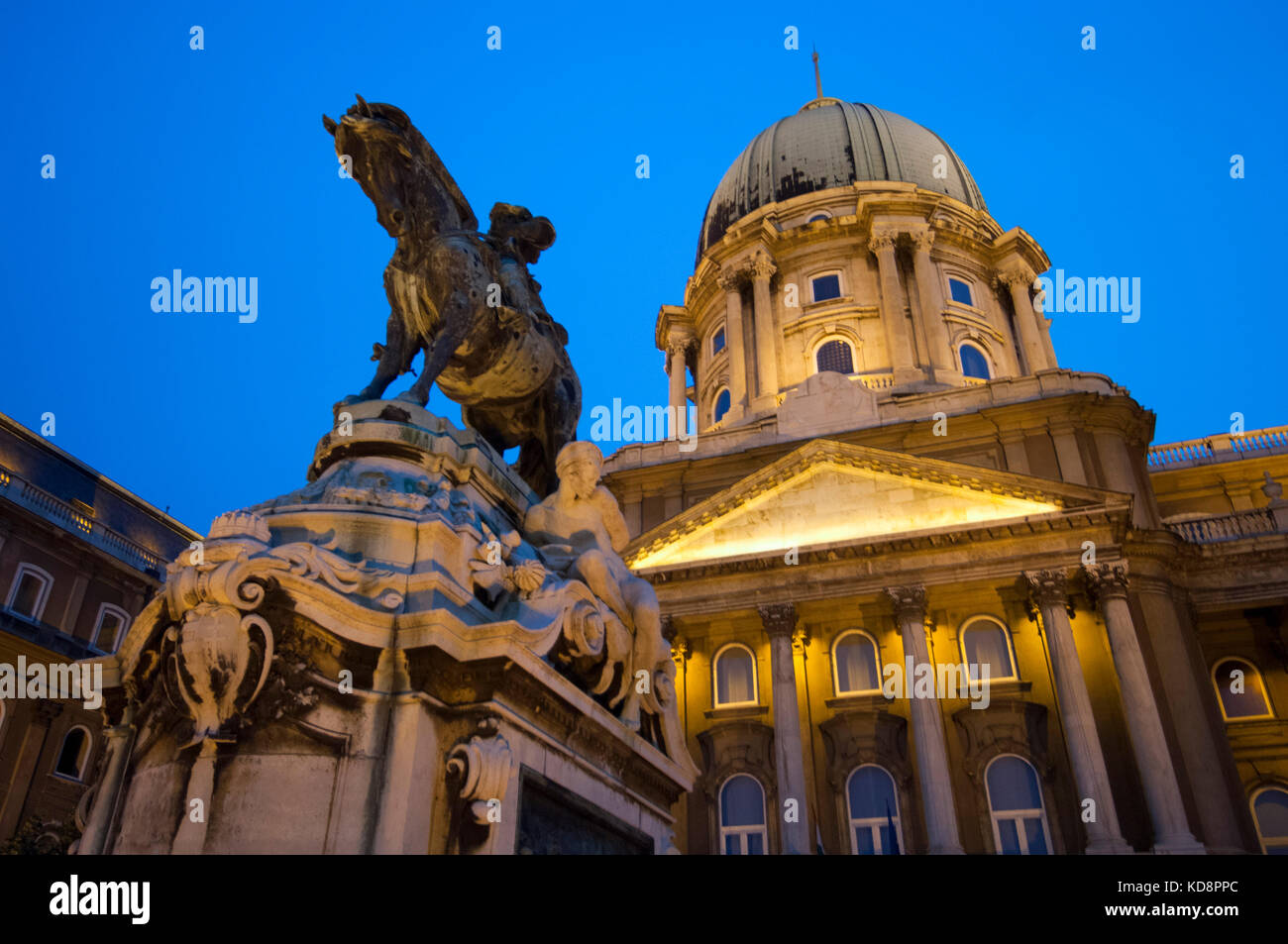 Ungarn, Budapest, Pest, Buda, Burgviertel, Reiterstandbild des Prinz Eugen von Savoyen vor der Kuppel des Burgpalastes Stock Photo