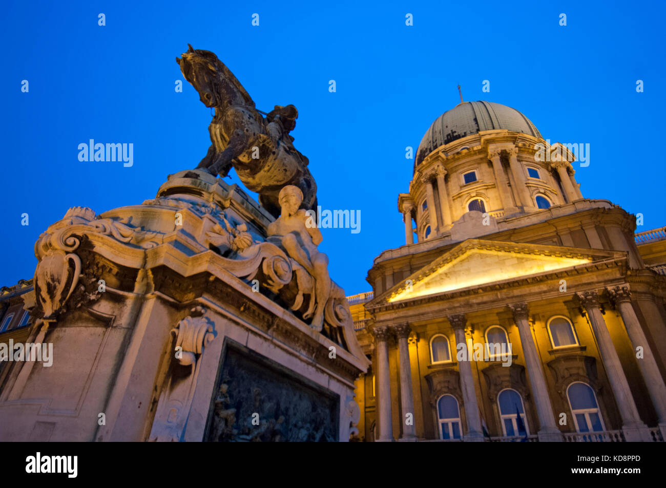 Ungarn, Budapest, Pest, Buda, Burgviertel, Reiterstandbild des Prinz Eugen von Savoyen vor der Kuppel des Burgpalastes Stock Photo