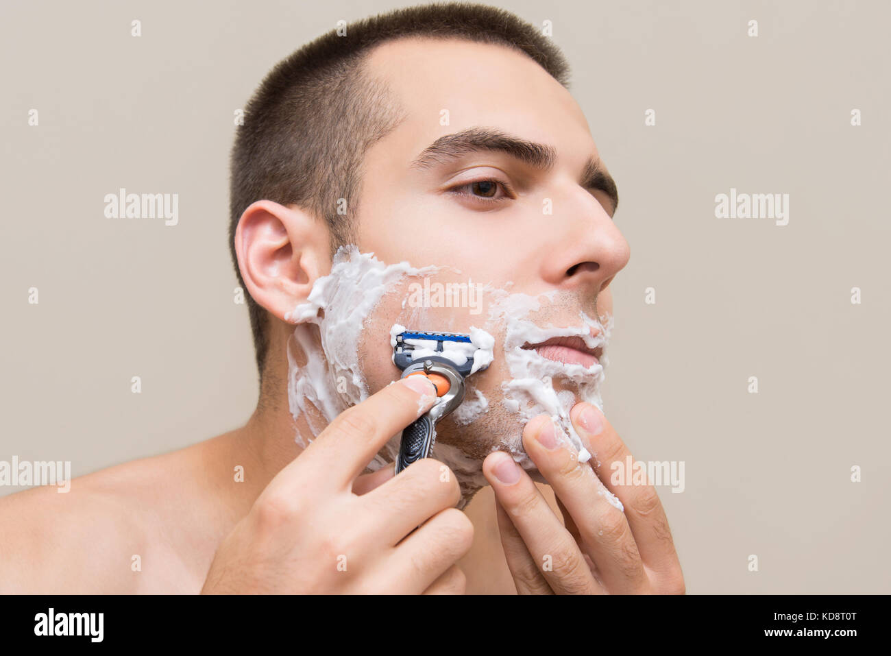Мужчины бреет видео. Идеальное бритье для мужчин. Парень бреется. Первое бритье.
