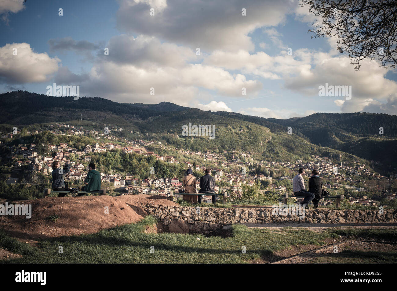 Des Sarajéviens sur la colline de Zuta tabja. Les amoureux et les jeunes s'y retrouvent. Sarajevo mai 2015. People from Sarajevo on the Zuta tabja hil Stock Photo