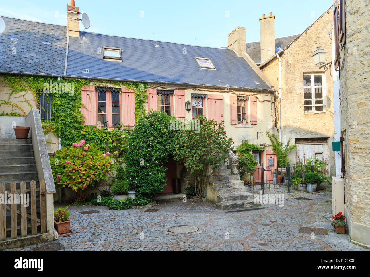 France, Calvados (14), Port-en-Bessin-Huppain, maison passage du Frêlot // France, Calvados, Port en Bessin Huppain, houses in the village Stock Photo