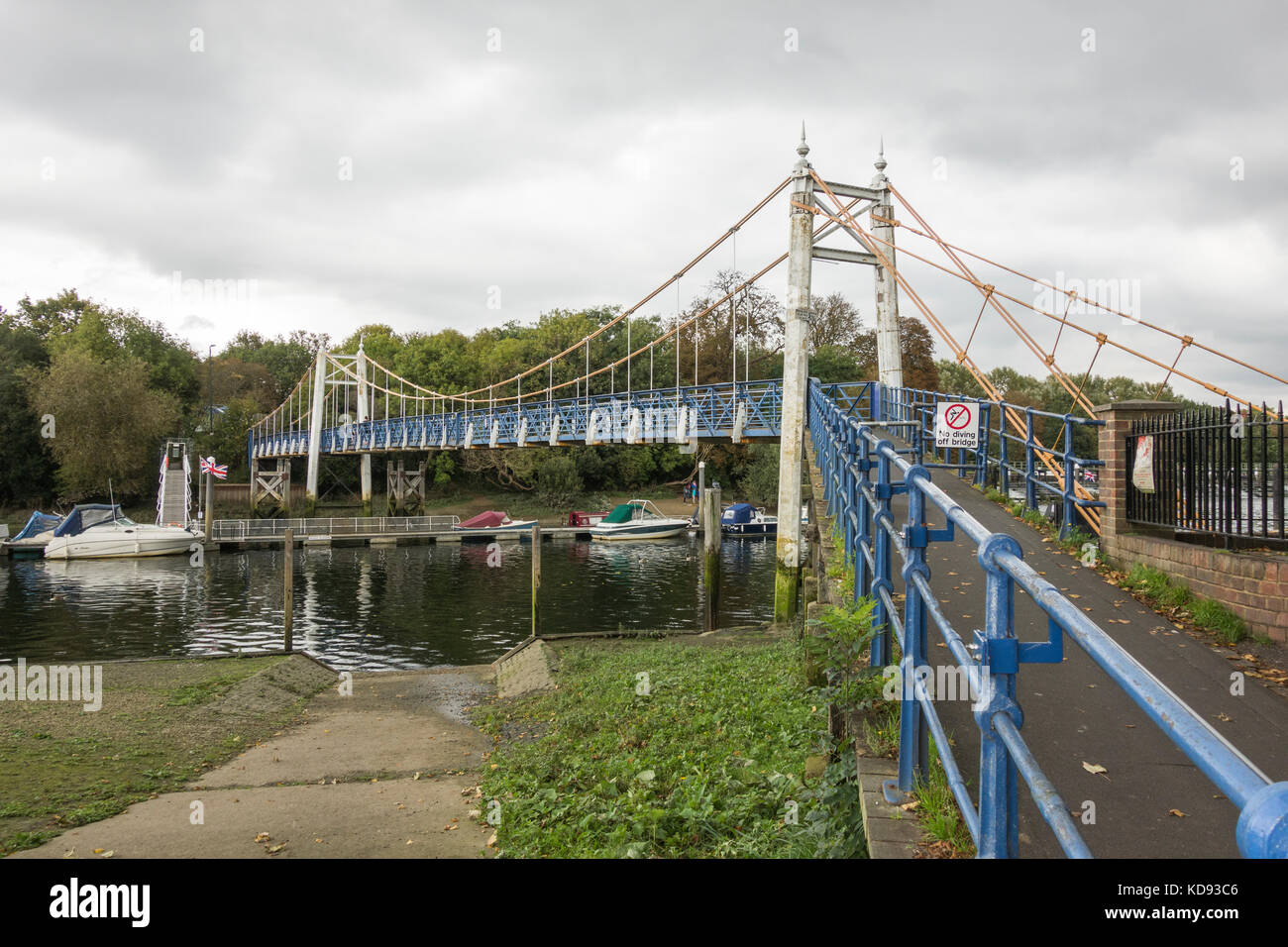 Teddington Lock Footbridge on the River Thames, Teddington, England, UK Stock Photo