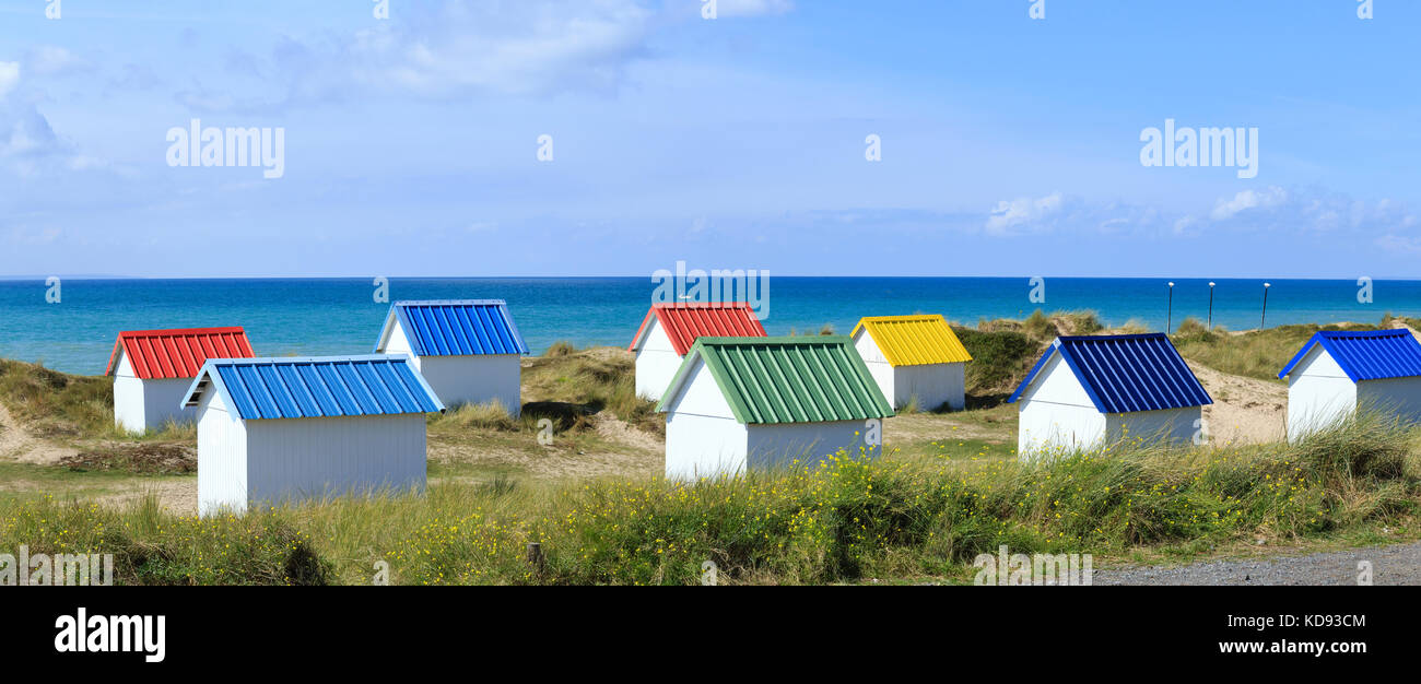 France, Manche (50), Cotentin, Gouville-sur-Mer, les cabines de plages aux toits colorés // France, Manche, Cotentin, Gouville sur Mer, beach cabins w Stock Photo