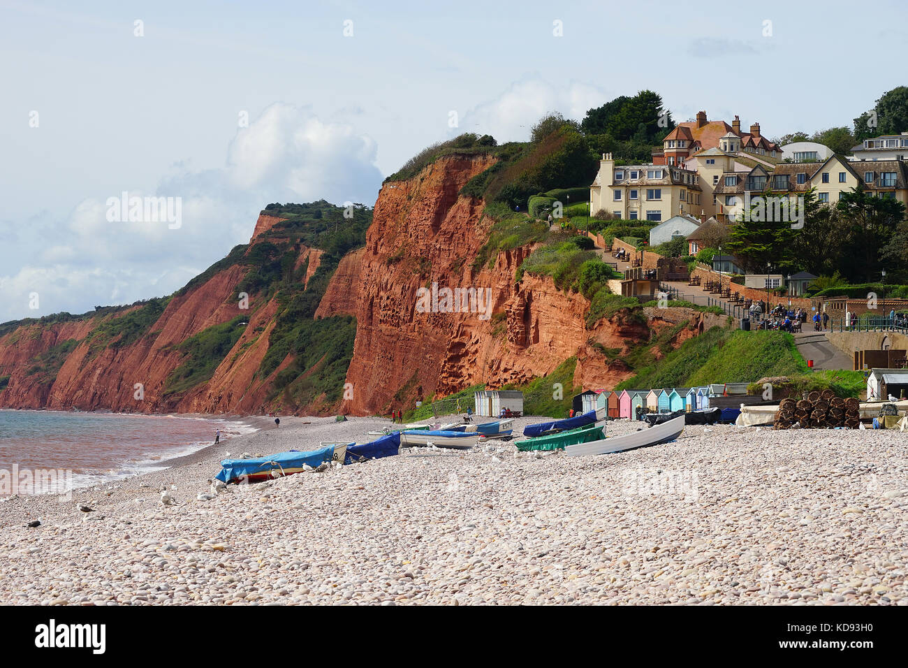A view westwards along the beach at Budleigh Salterton to the red cliffs Stock Photo
