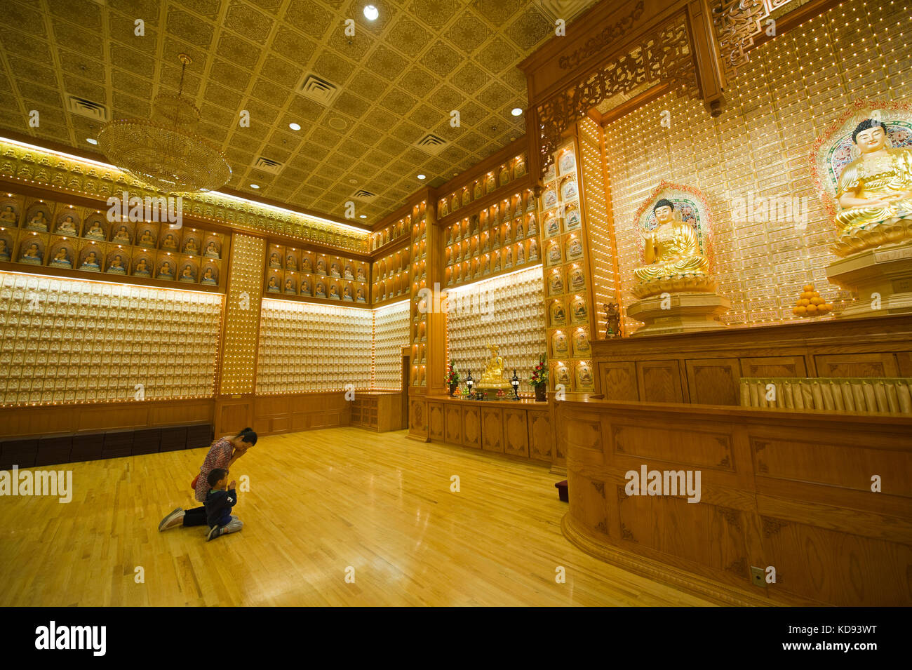 Ikki rus xotinni sikishyapti Yoriq video bilan porno külotlar