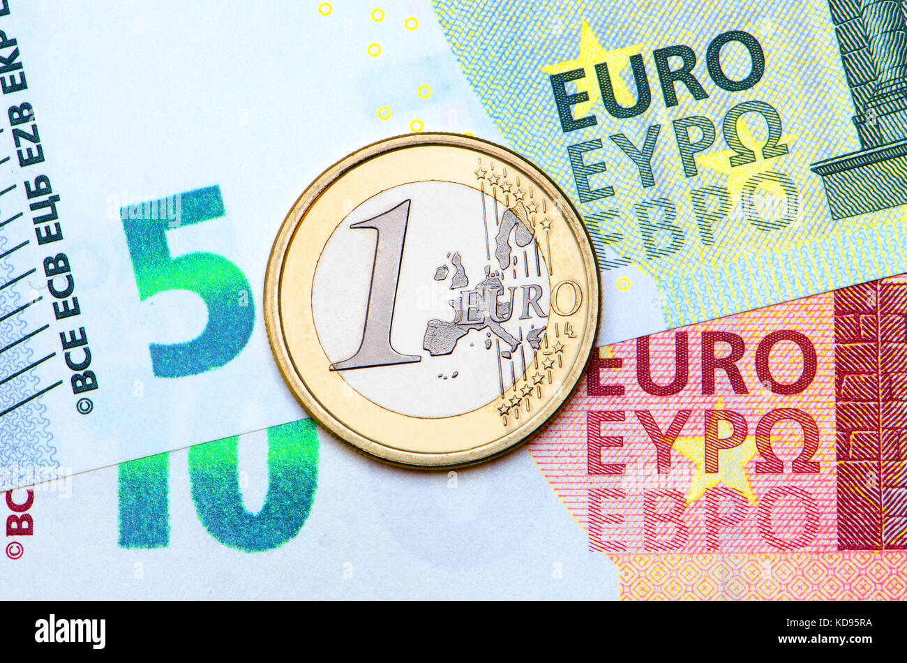 Italian 1 Euro coin on a 10 Euro note Stock Photo - Alamy