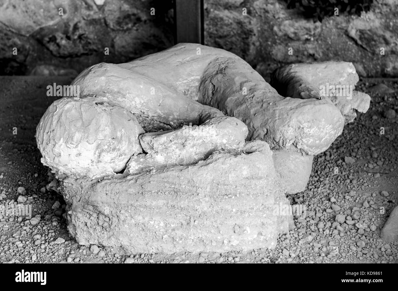 victim in pompeii of the eruption of mt vesuviusAncient Pompeii, a victim of the eruption of the Vesuvius volcano in the 79 BC in the Roman era with t Stock Photo