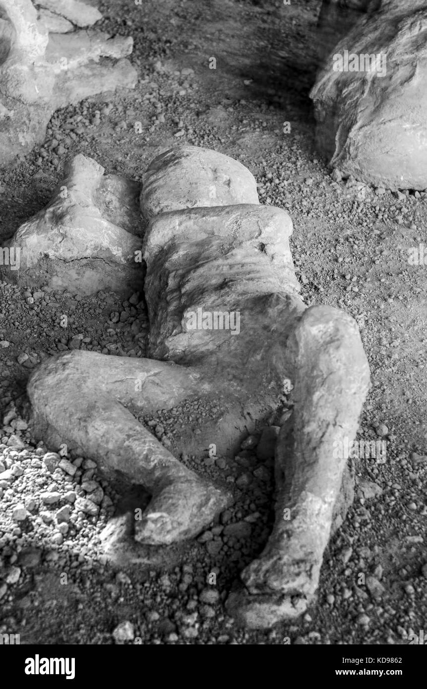 victim in pompeii of the eruption of mt vesuviusAncient Pompeii, a victim of the eruption of the Vesuvius volcano in the 79 BC in the Roman era with t Stock Photo