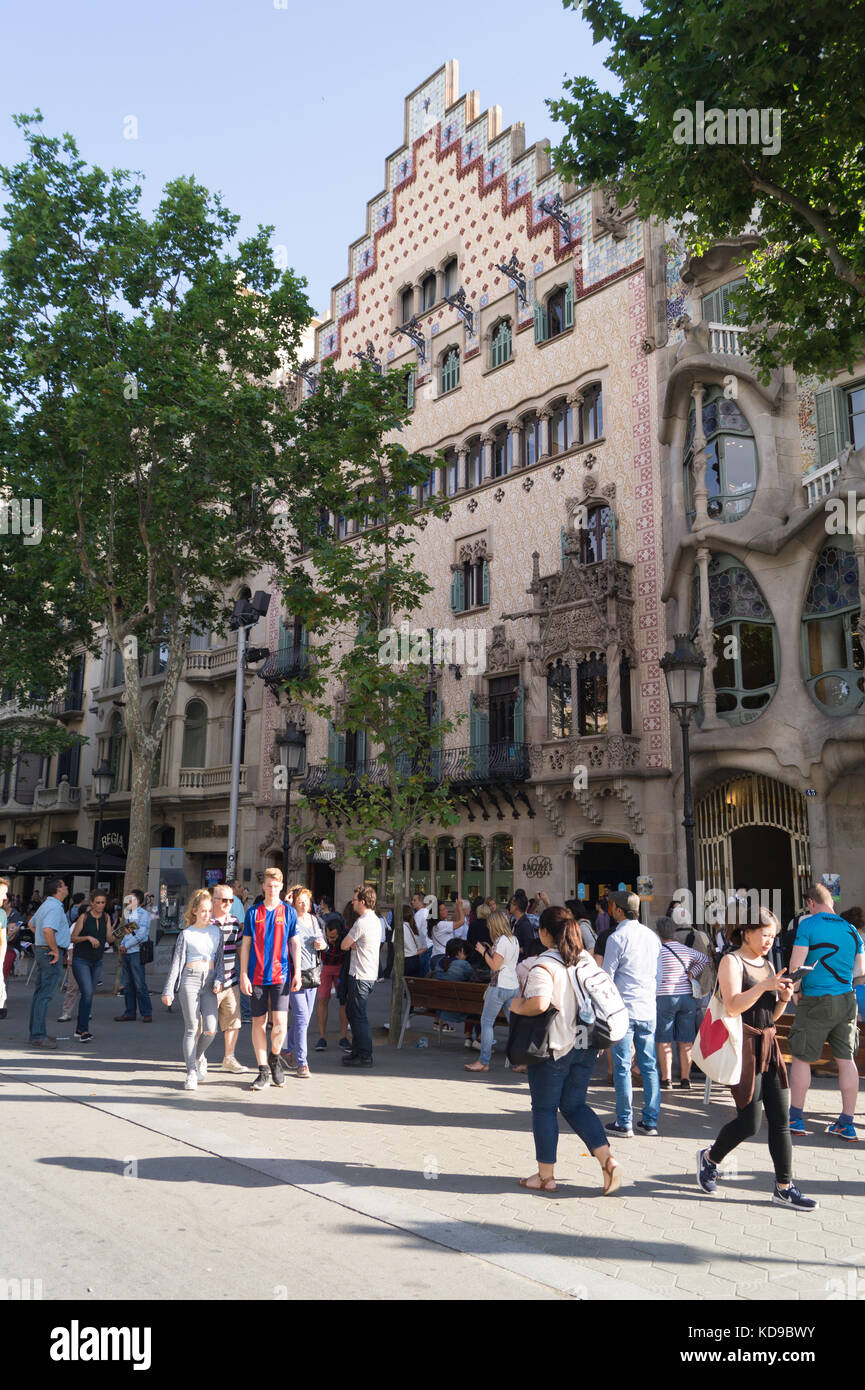 Casa Amaltler on the Passeig de Gracia in Barcelona showing a busy street with tourists and shoppers. Stock Photo