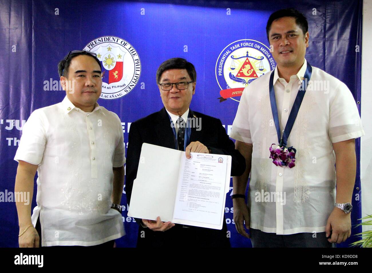 Manila, Philippines. 11th Oct, 2017. Presidential Task Force on Media Security (PTFoMS) Under-Secretary Joel Egco (left) hand-over the annual report of PTFoMS to Department of Justice Secretary Vitaliano Aguire II (center) and witnesses by Presidential Communication Operation Office (PCOO) Secretary Martin M. Andanar (right) on left during the celebration of 1st Anniversary of the “Presidential Task Force on Media Security (PTFoMS)” in National Press Club (NPC) headquarters in Intramuros, Manila City. Credit: PACIFIC PRESS/Alamy Live News Stock Photo