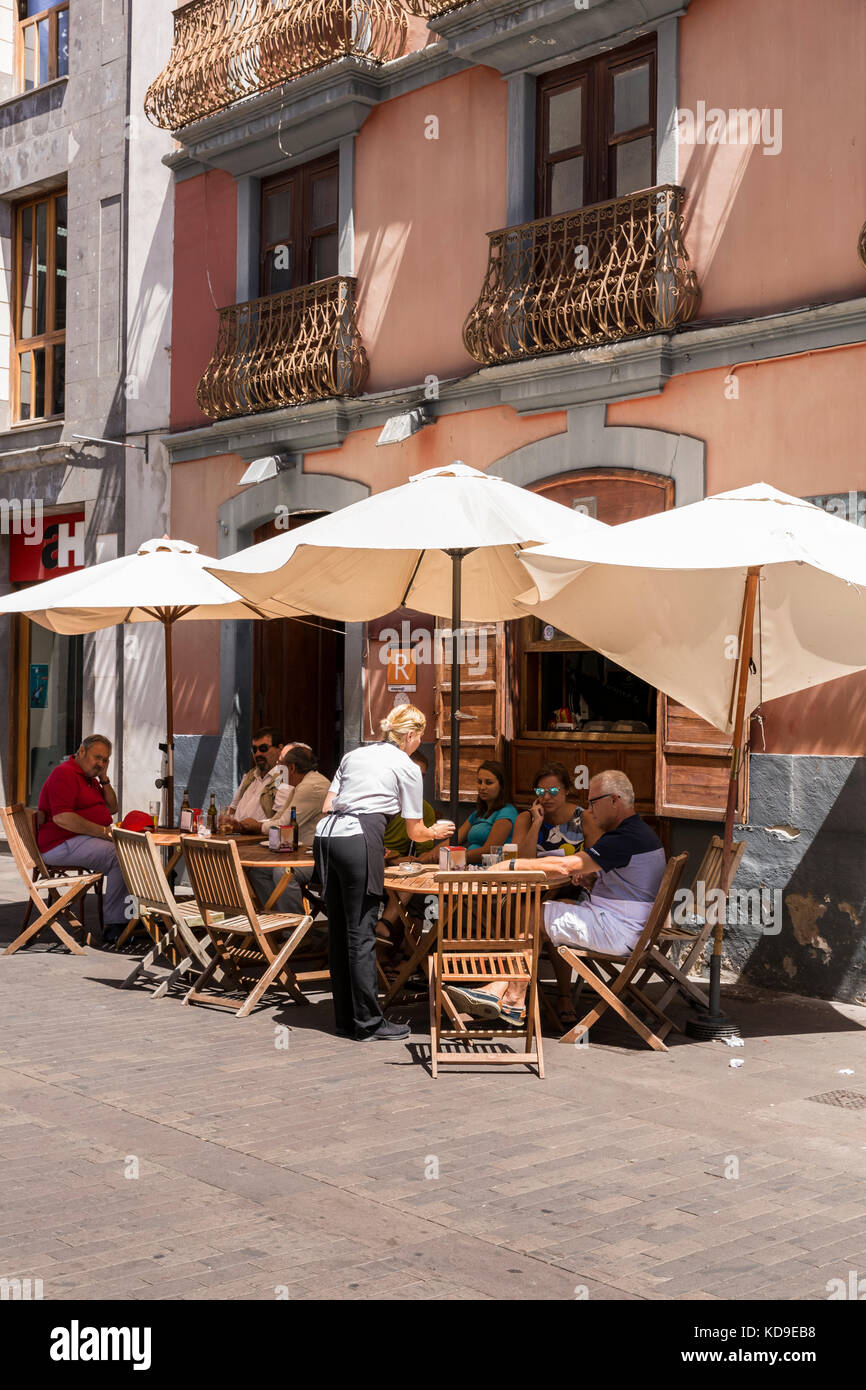 Outside tables and umbrellas in the Calle Obisbo Rey Redondo, pedestrian street in the UNESCO world heritage site, San Cristobal de la Laguna, Tenerif Stock Photo