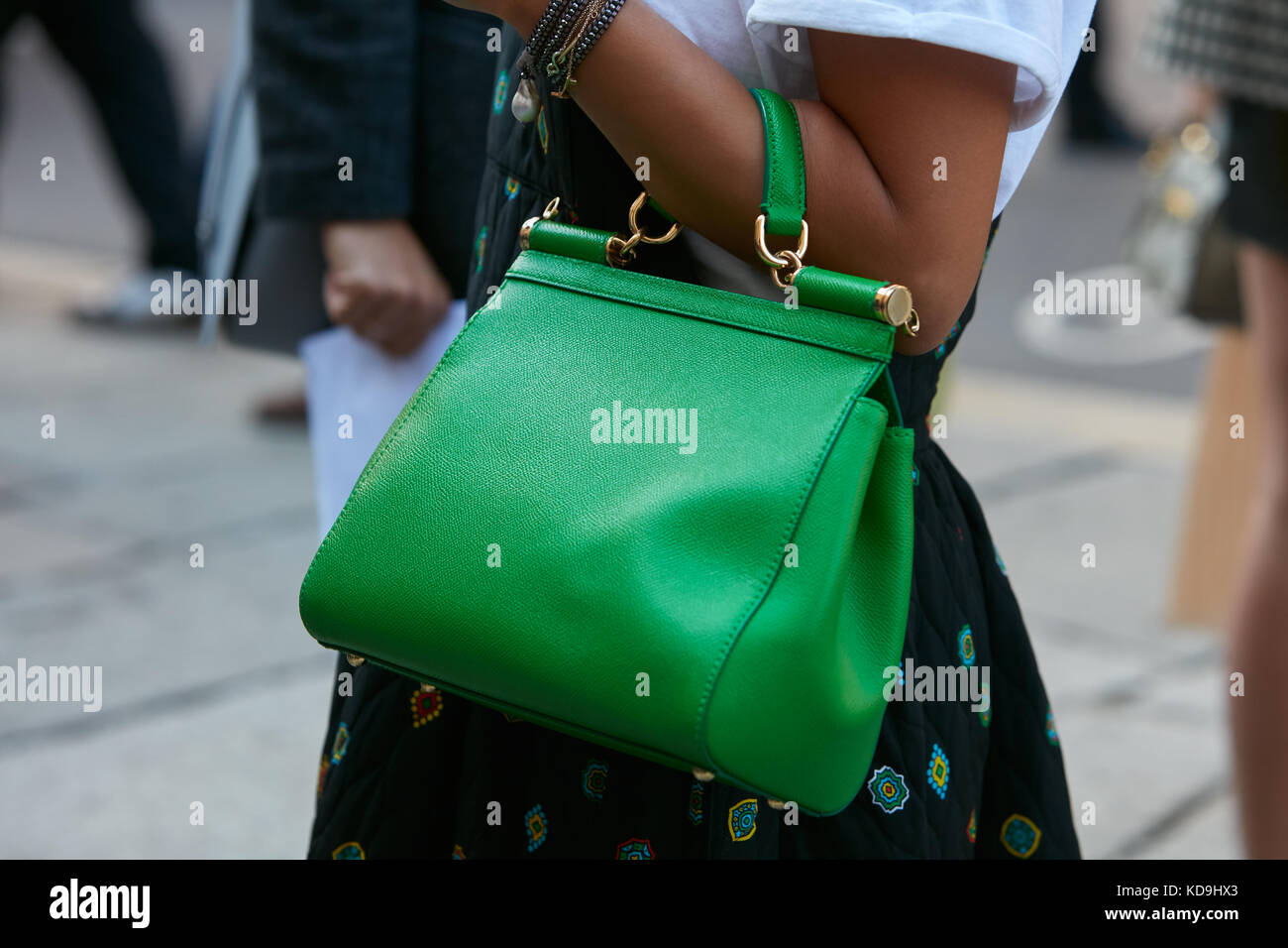 MILAN - SEPTEMBER 21: Woman with green leather bag before Max Mara Stock  Photo - Alamy