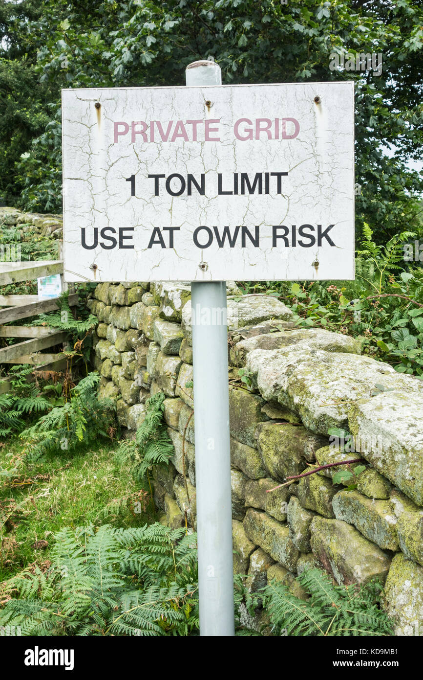 Cattle grid weight limit sign Stock Photo - Alamy